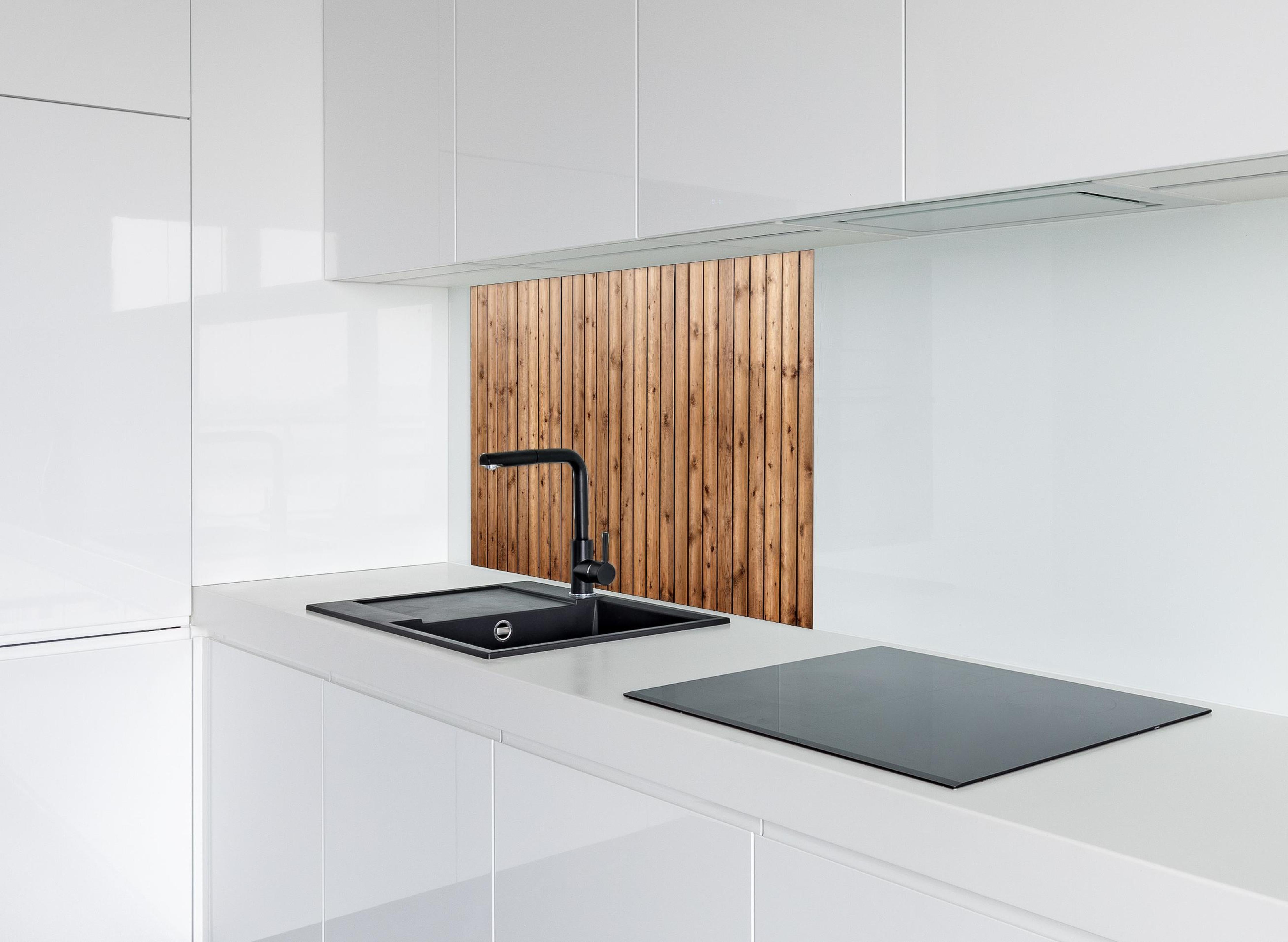 Spritzschutz - Hochauflösende Holzbrett-Struktur hinter einem Cerankochfeld zwischen Holz-Kochutensilien