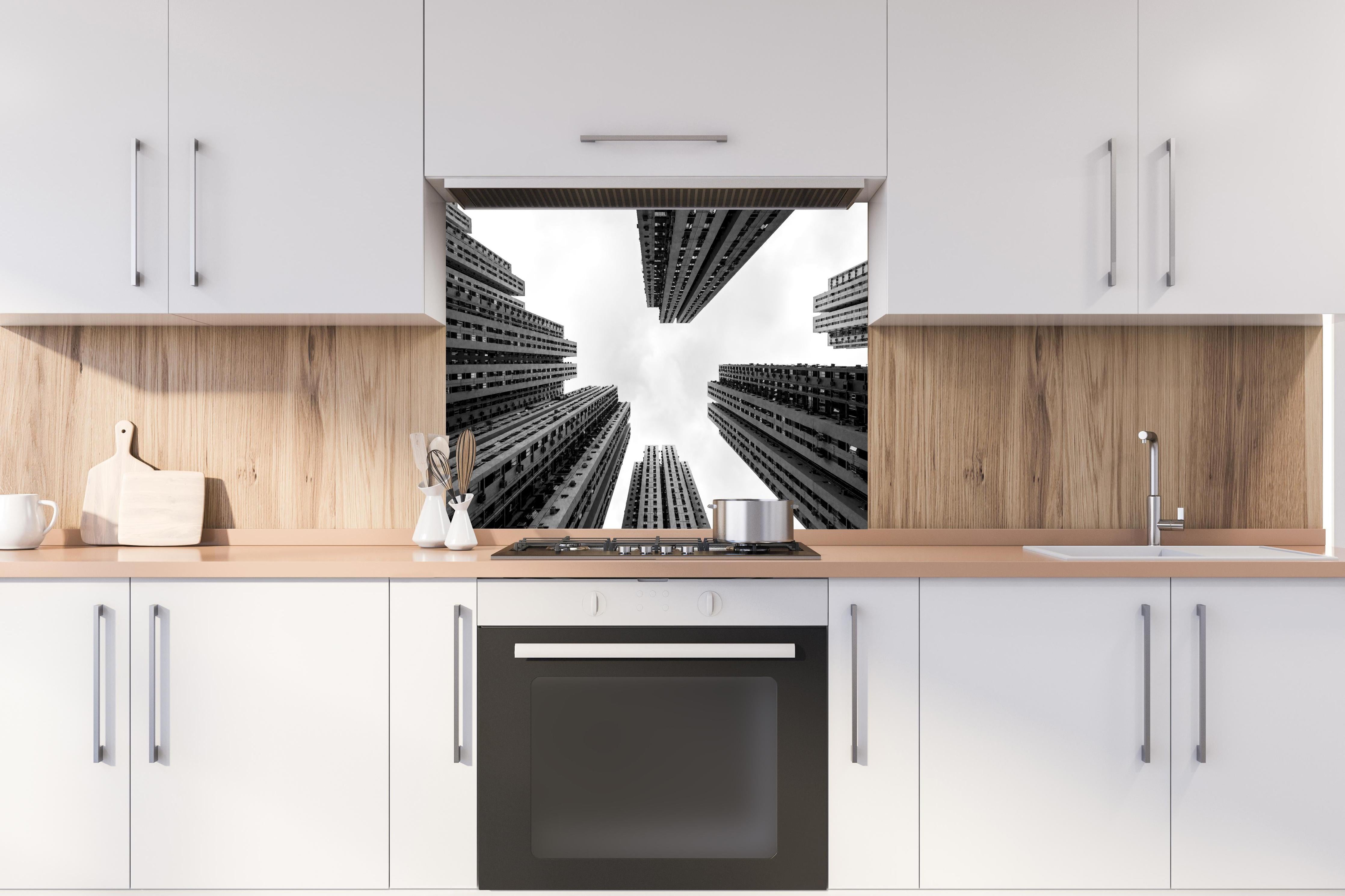Spritzschutz - Hochhäuser - Schwarz-weiß hinter einem Cerankochfeld zwischen Holz-Kochutensilien