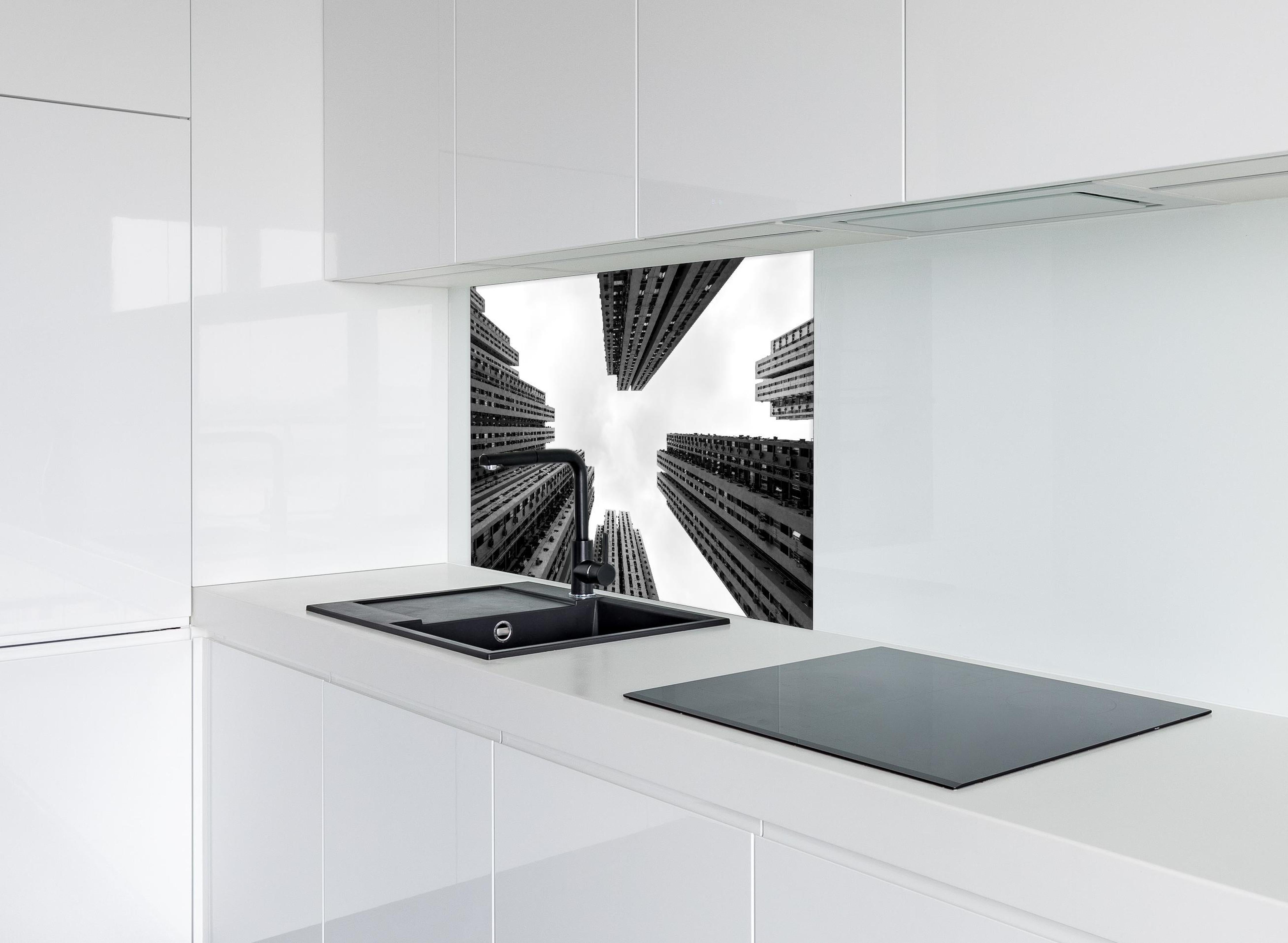 Spritzschutz - Hochhäuser - Schwarz-weiß hinter einem Cerankochfeld zwischen Holz-Kochutensilien