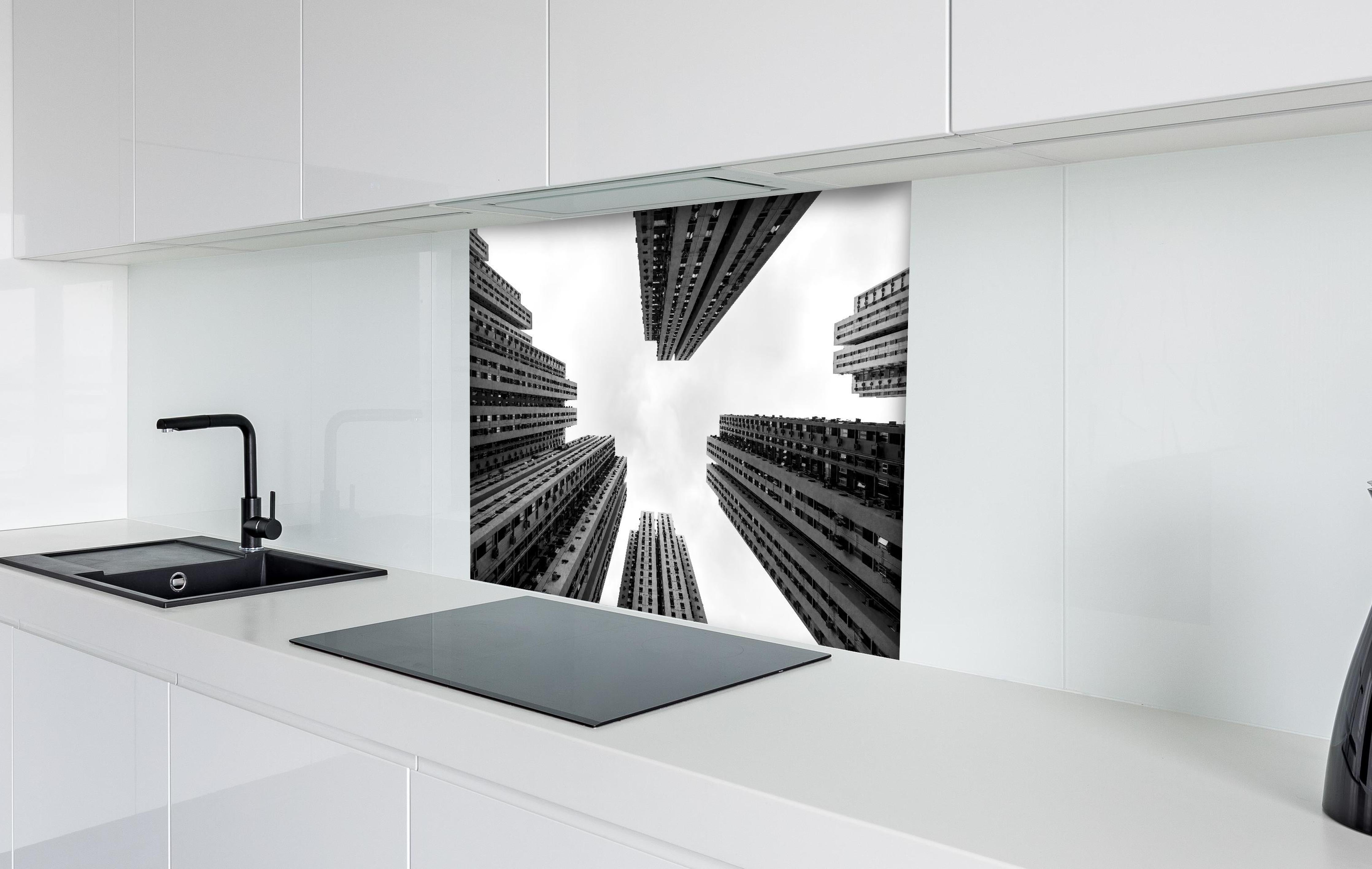 Spritzschutz - Hochhäuser - Schwarz-weiß hinter einem Cerankochfeld zwischen Holz-Kochutensilien