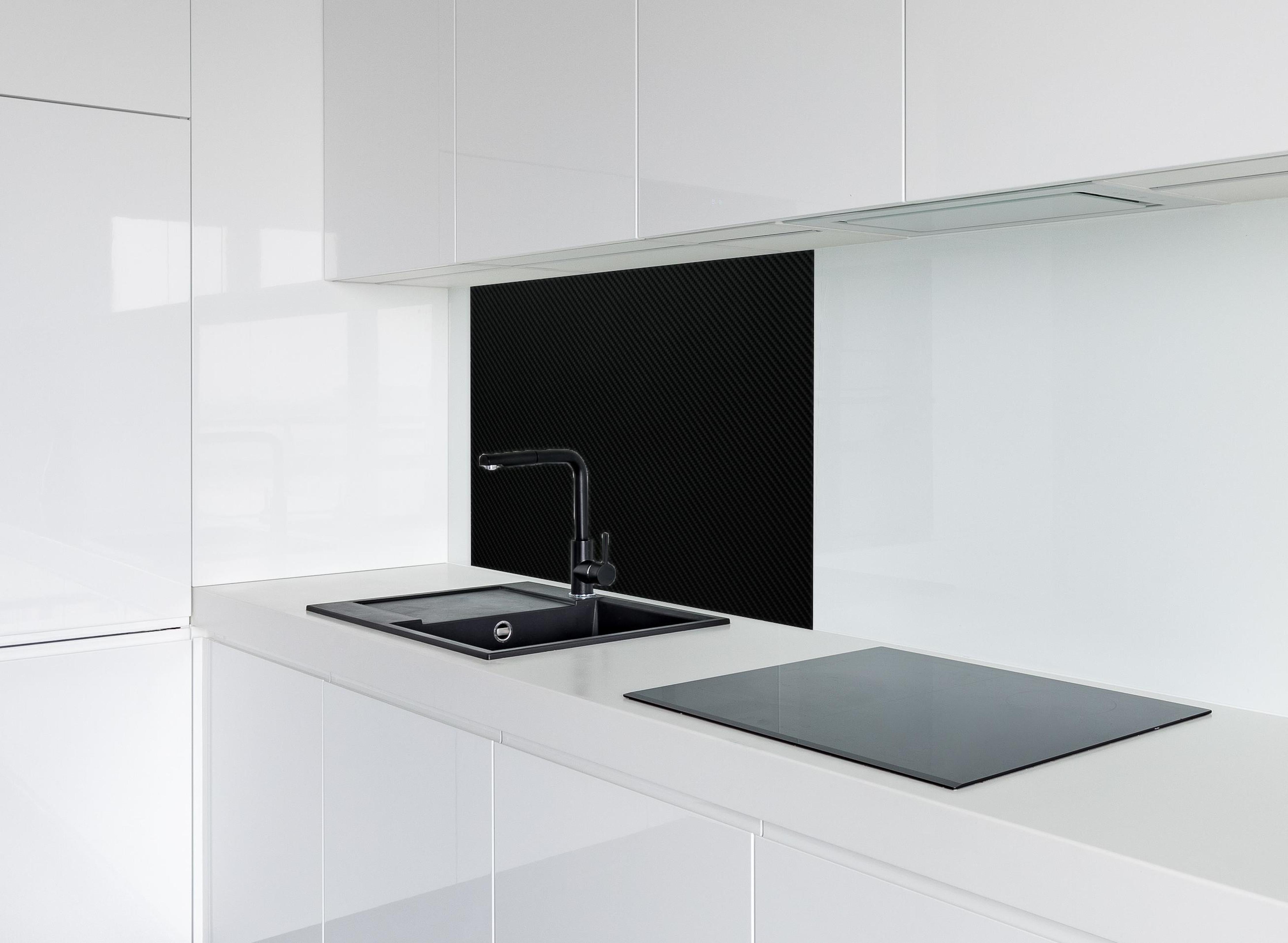 Spritzschutz - Hochwertige Textilstruktur in Tiefschwarz hinter einem Cerankochfeld zwischen Holz-Kochutensilien