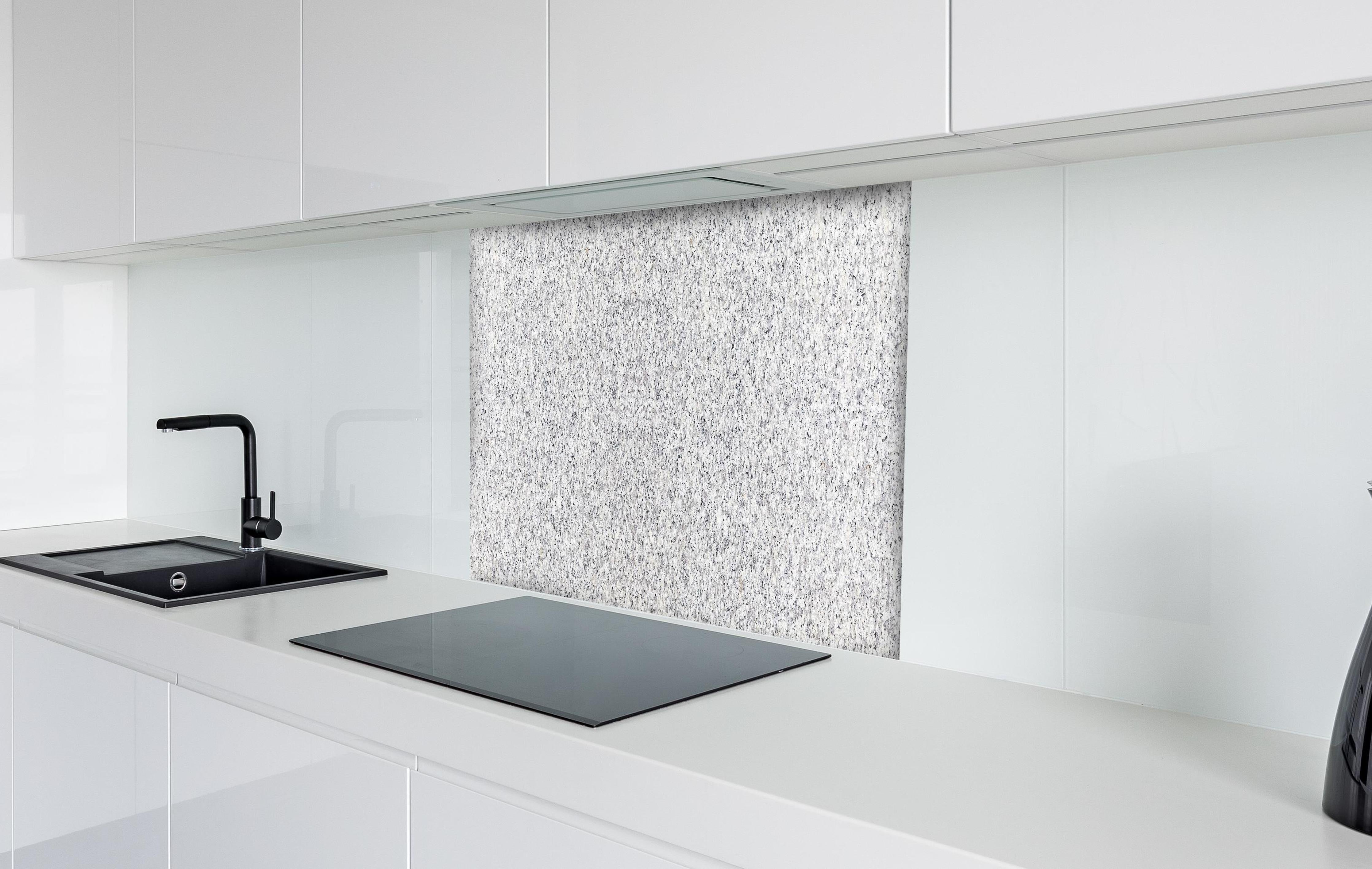 Spritzschutz - Hochwertige Weiß-Graue Terrazzo Bodenstruktur hinter einem Cerankochfeld zwischen Holz-Kochutensilien