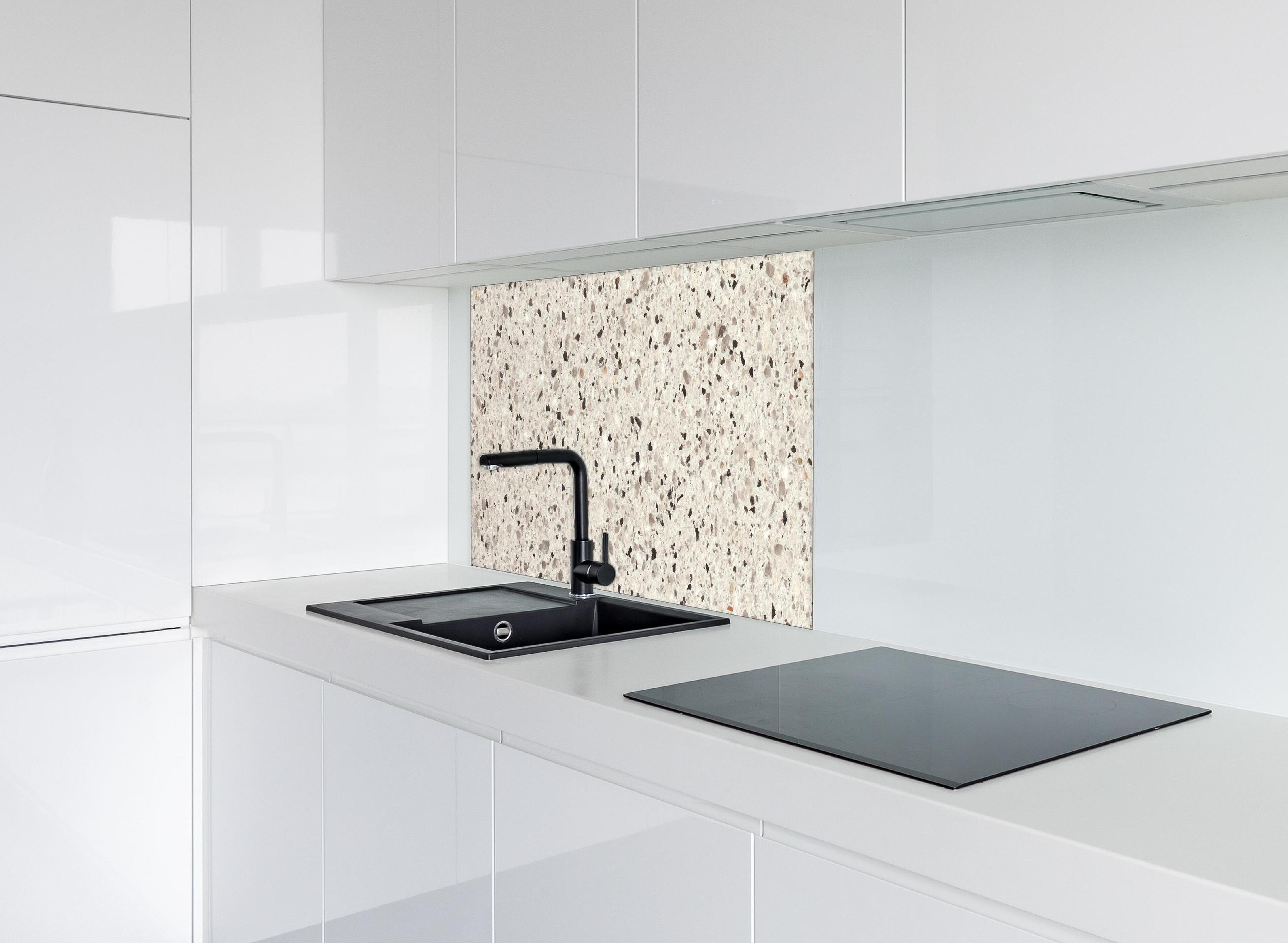 Spritzschutz - Hochwertige Weiß-und-Grau Terrazzo Textur hinter einem Cerankochfeld zwischen Holz-Kochutensilien