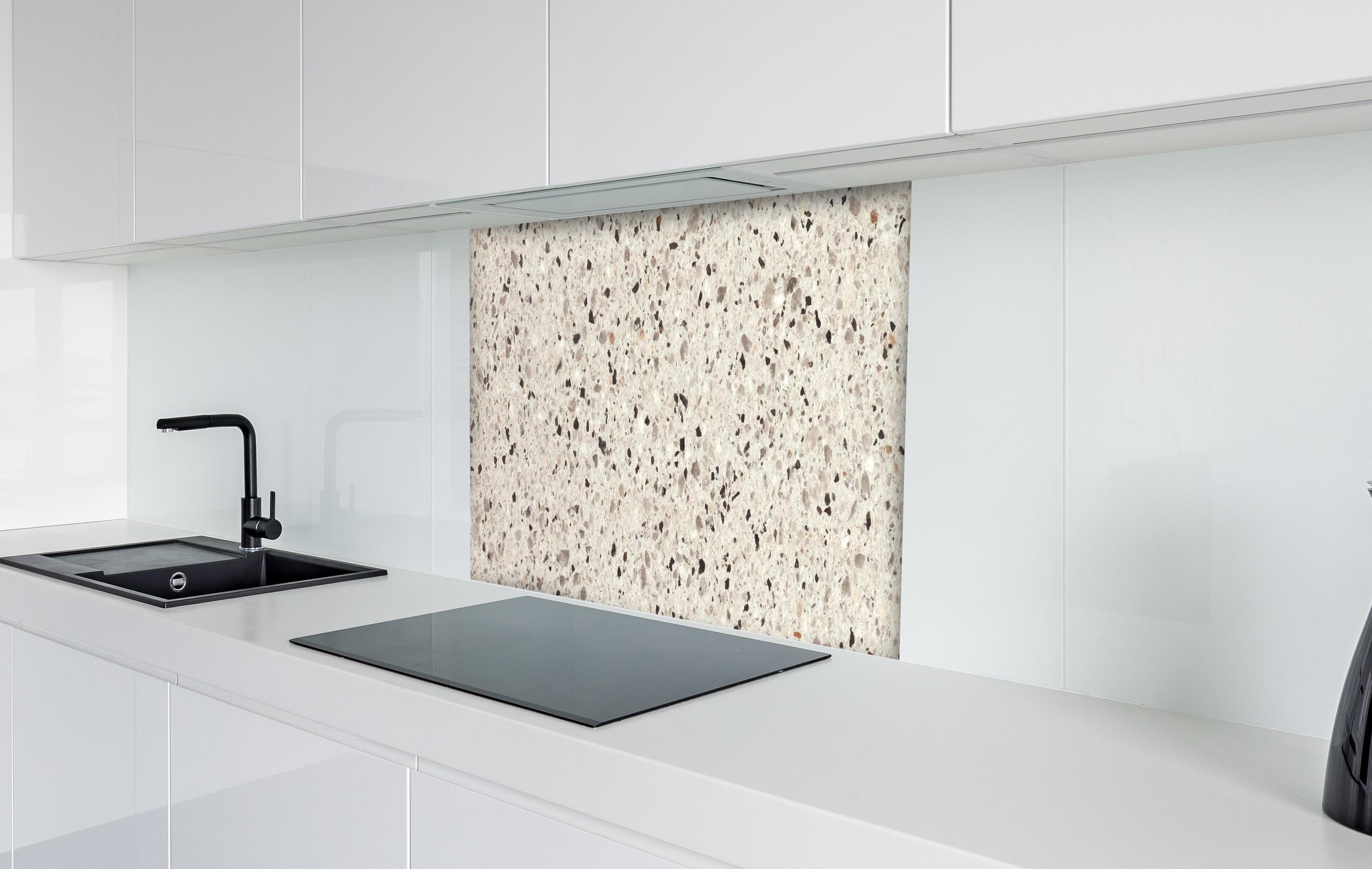 Spritzschutz - Hochwertige Weiß-und-Grau Terrazzo Textur hinter einem Cerankochfeld zwischen Holz-Kochutensilien