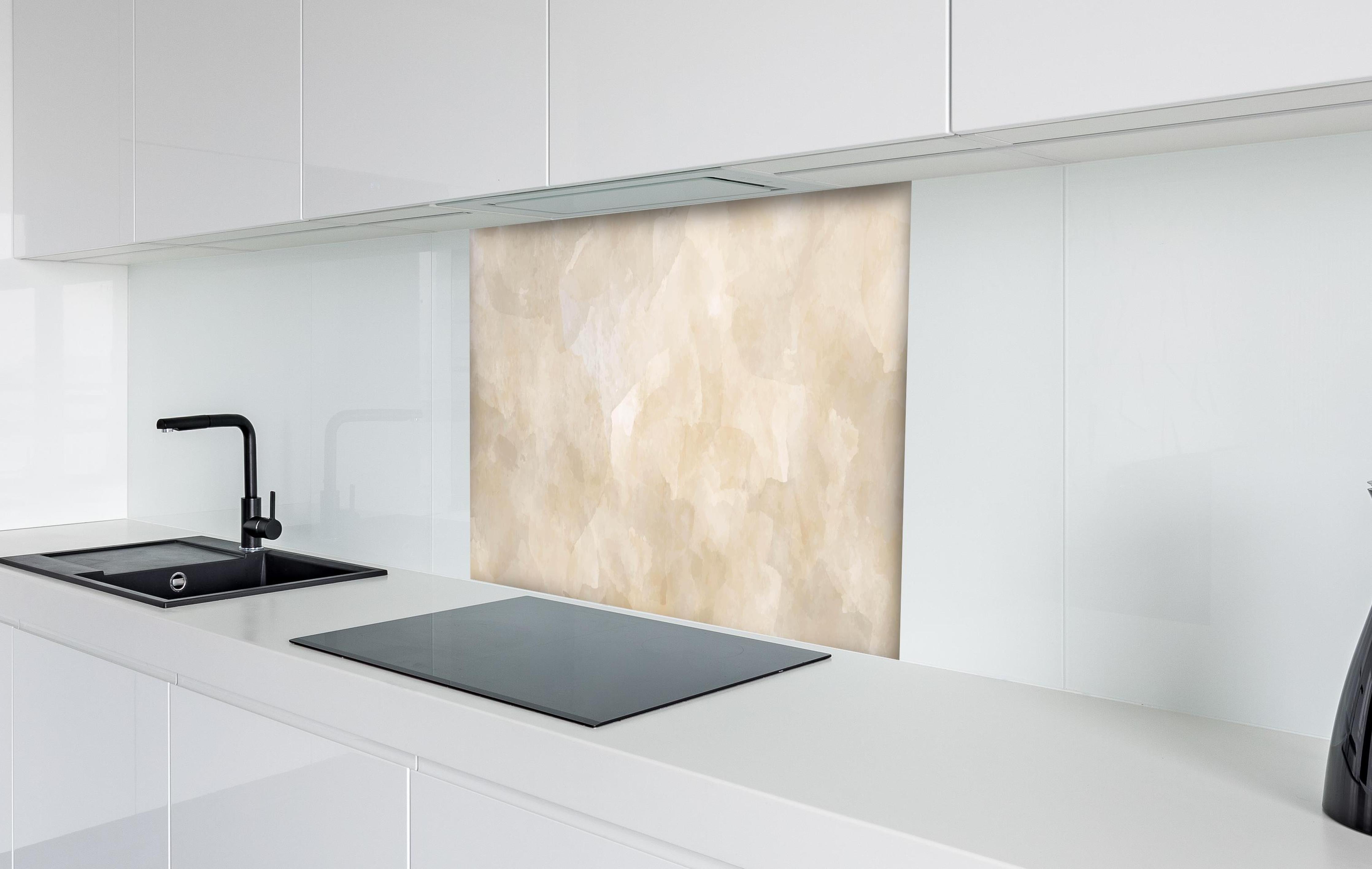 Spritzschutz - Hochwertige Yag-Marmor Textur in Beige-Grau hinter einem Cerankochfeld zwischen Holz-Kochutensilien
