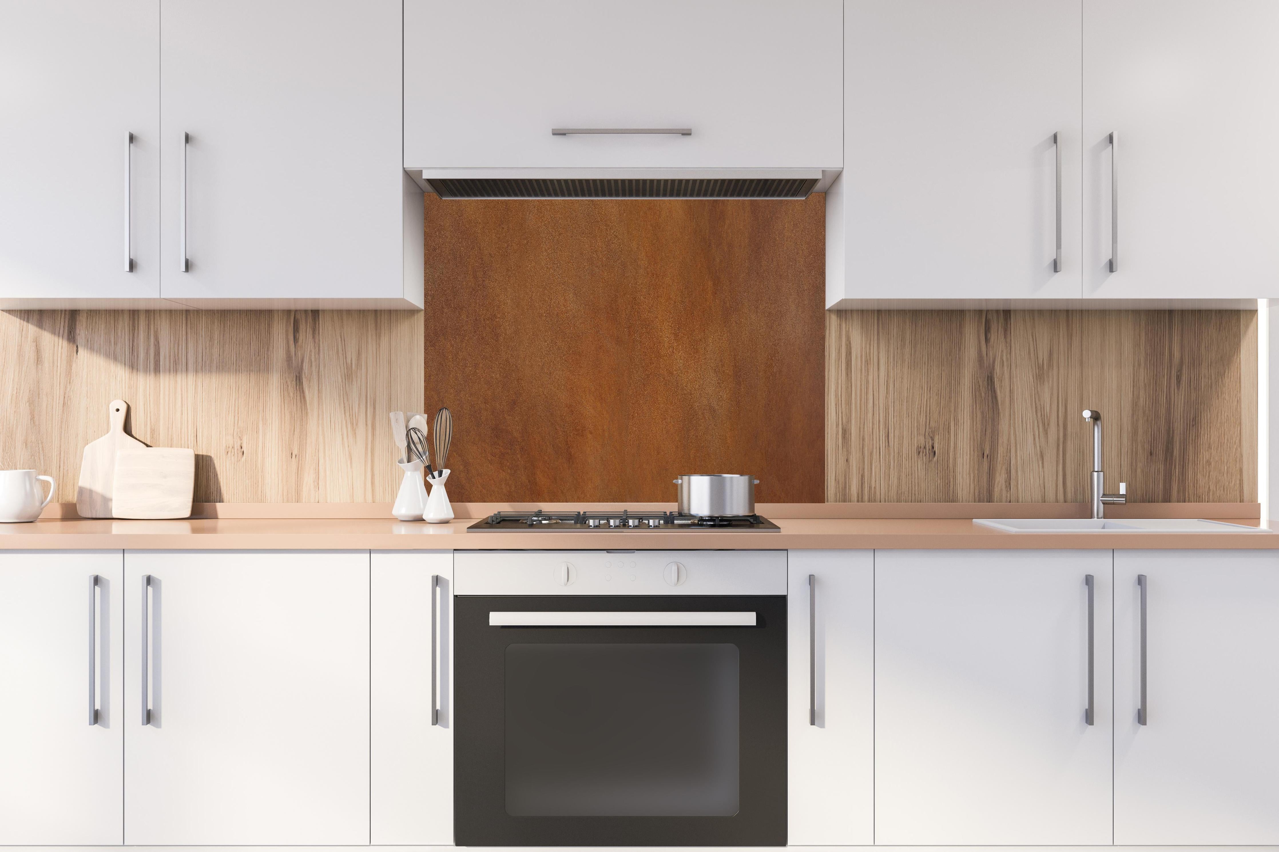 Spritzschutz - Hochwertige abstrakte braune Lederoberfläche hinter einem Cerankochfeld zwischen Holz-Kochutensilien