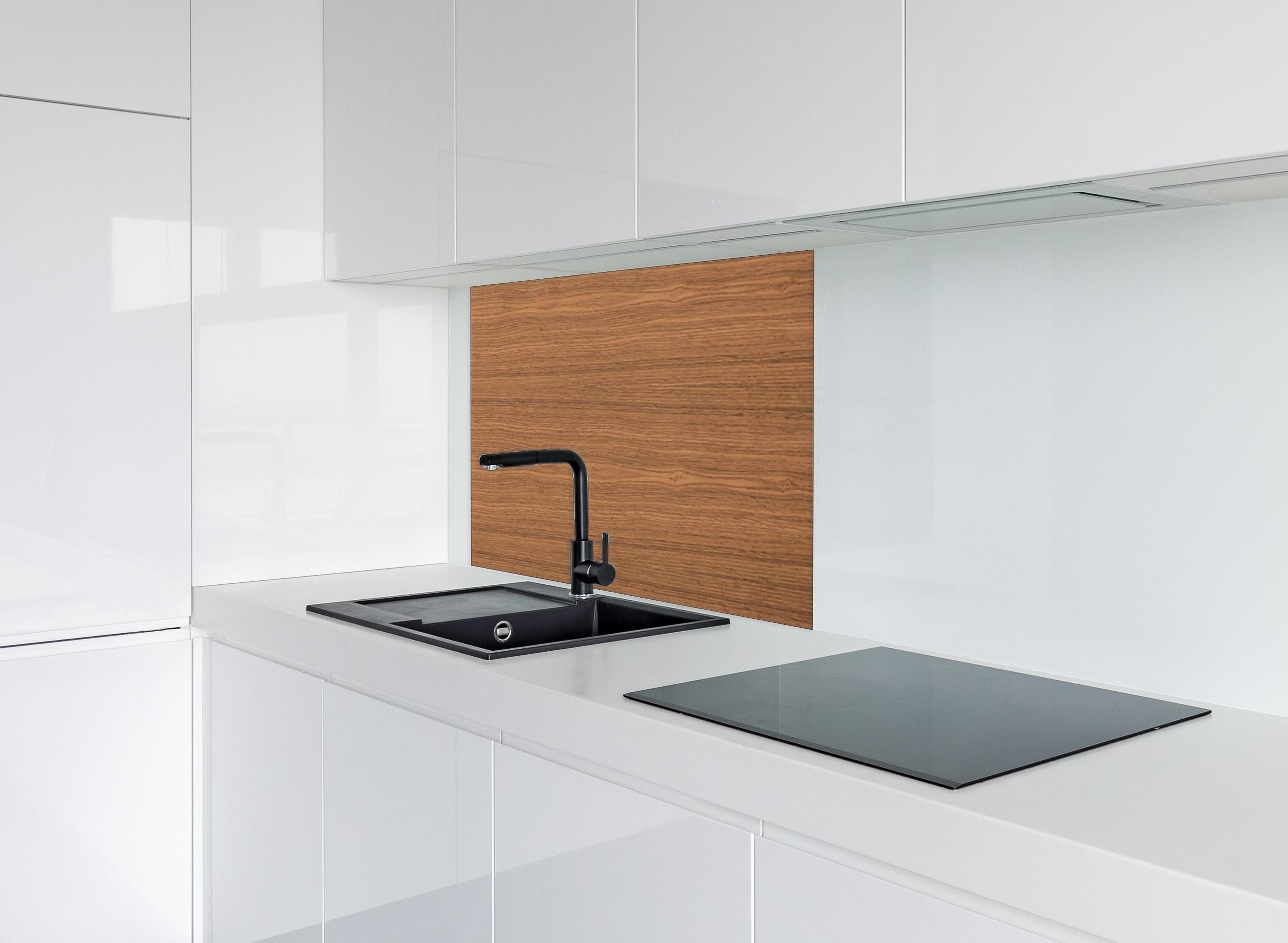 Spritzschutz - Hochwertige braune Echtholz-Struktur hinter einem Cerankochfeld zwischen Holz-Kochutensilien