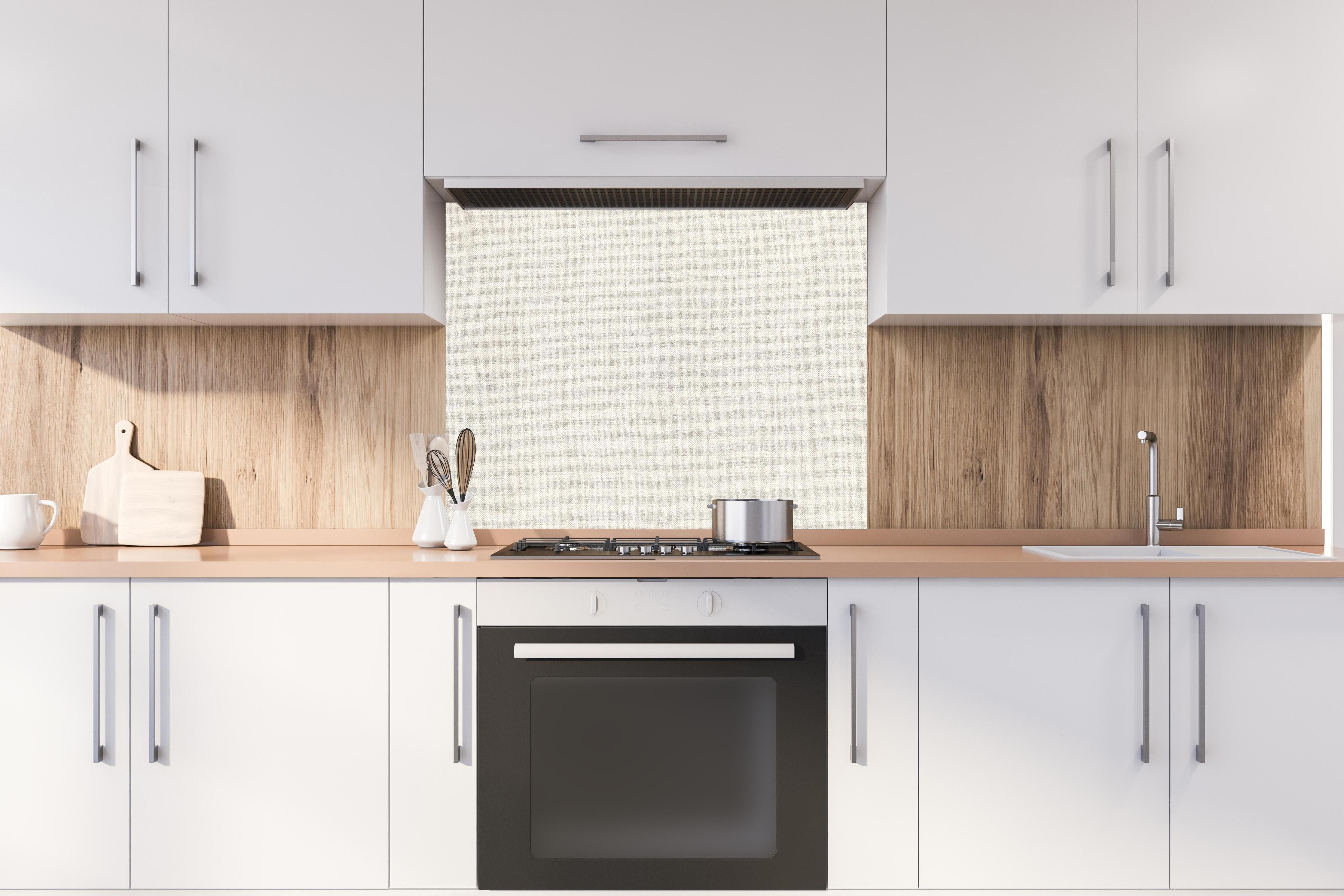 Spritzschutz - Hochwertige grau-beige Stofftextur für Design hinter einem Cerankochfeld zwischen Holz-Kochutensilien