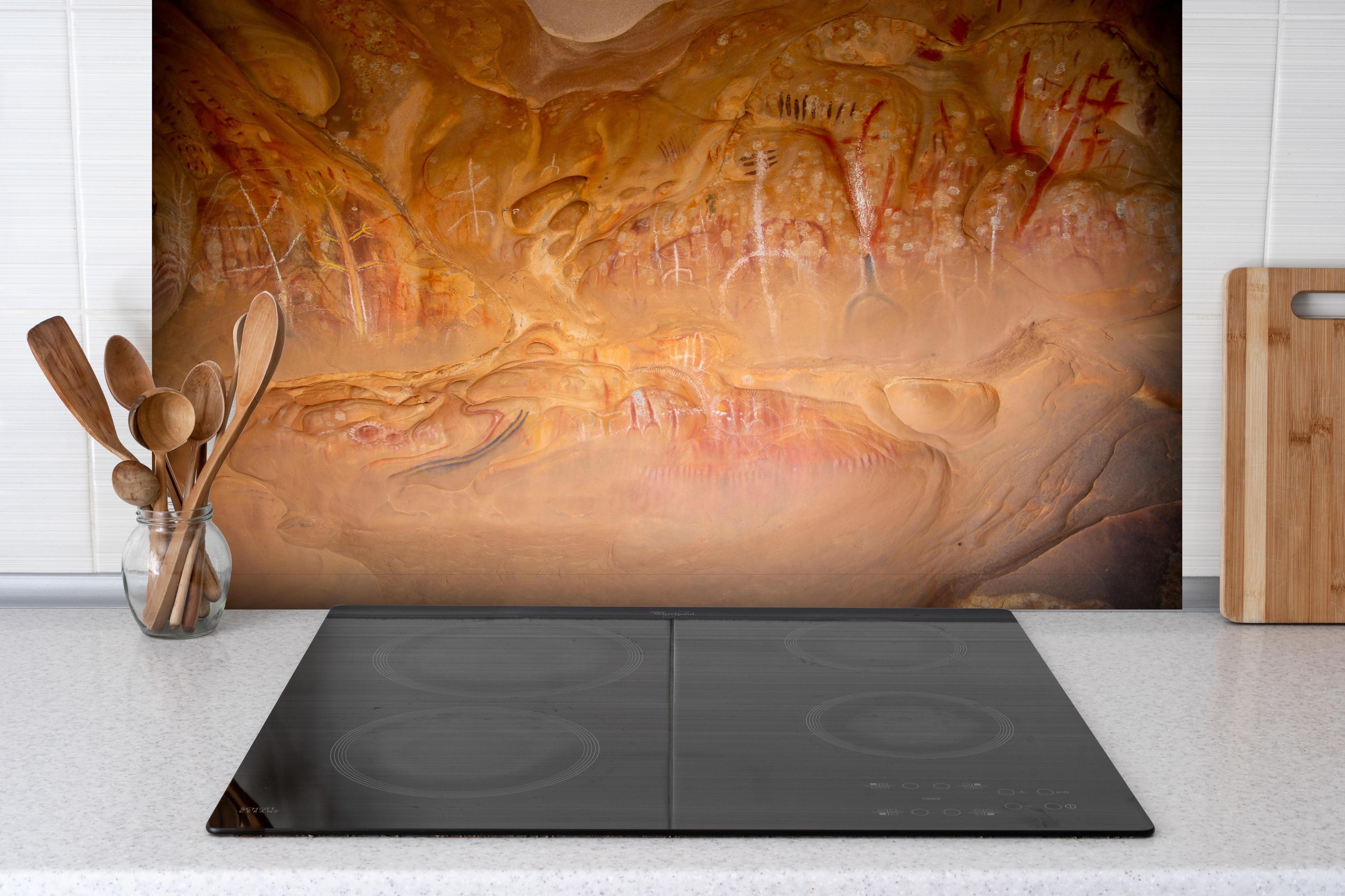 Spritzschutz - Höhlenmalereien von Arkaroo Rock - Südaustralien hinter einem Cerankochfeld zwischen Holz-Kochutensilien