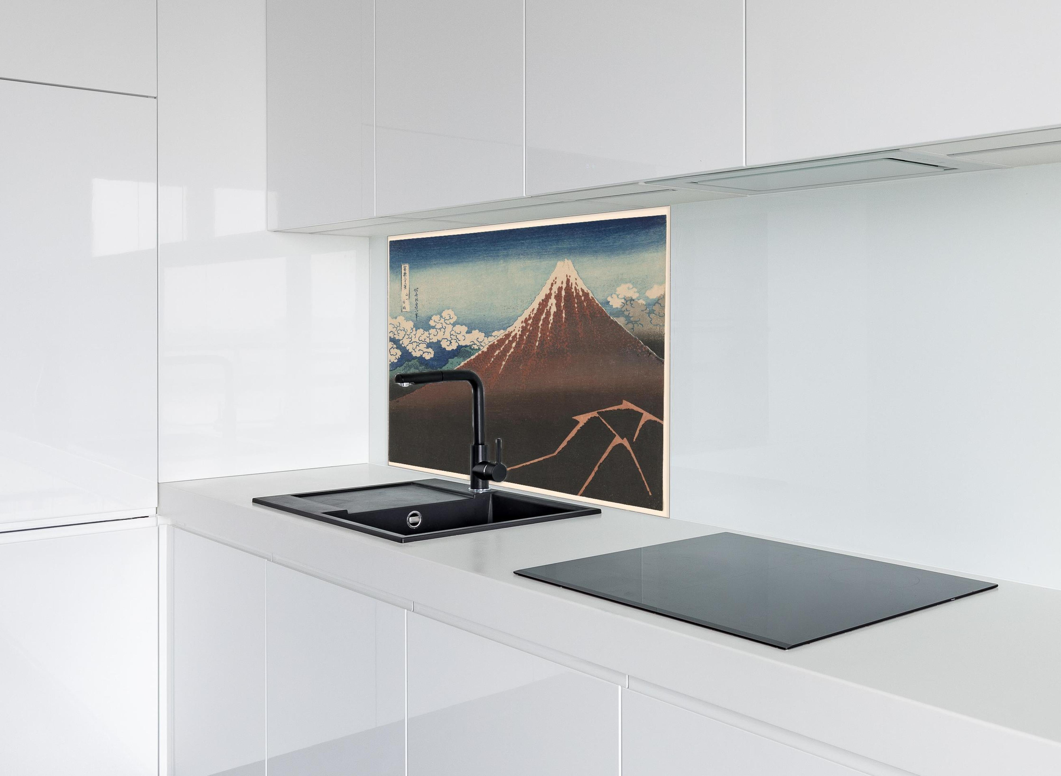 Spritzschutz - Hokusais Holzschnitt Fuji Berggipfel hinter einem Cerankochfeld zwischen Holz-Kochutensilien