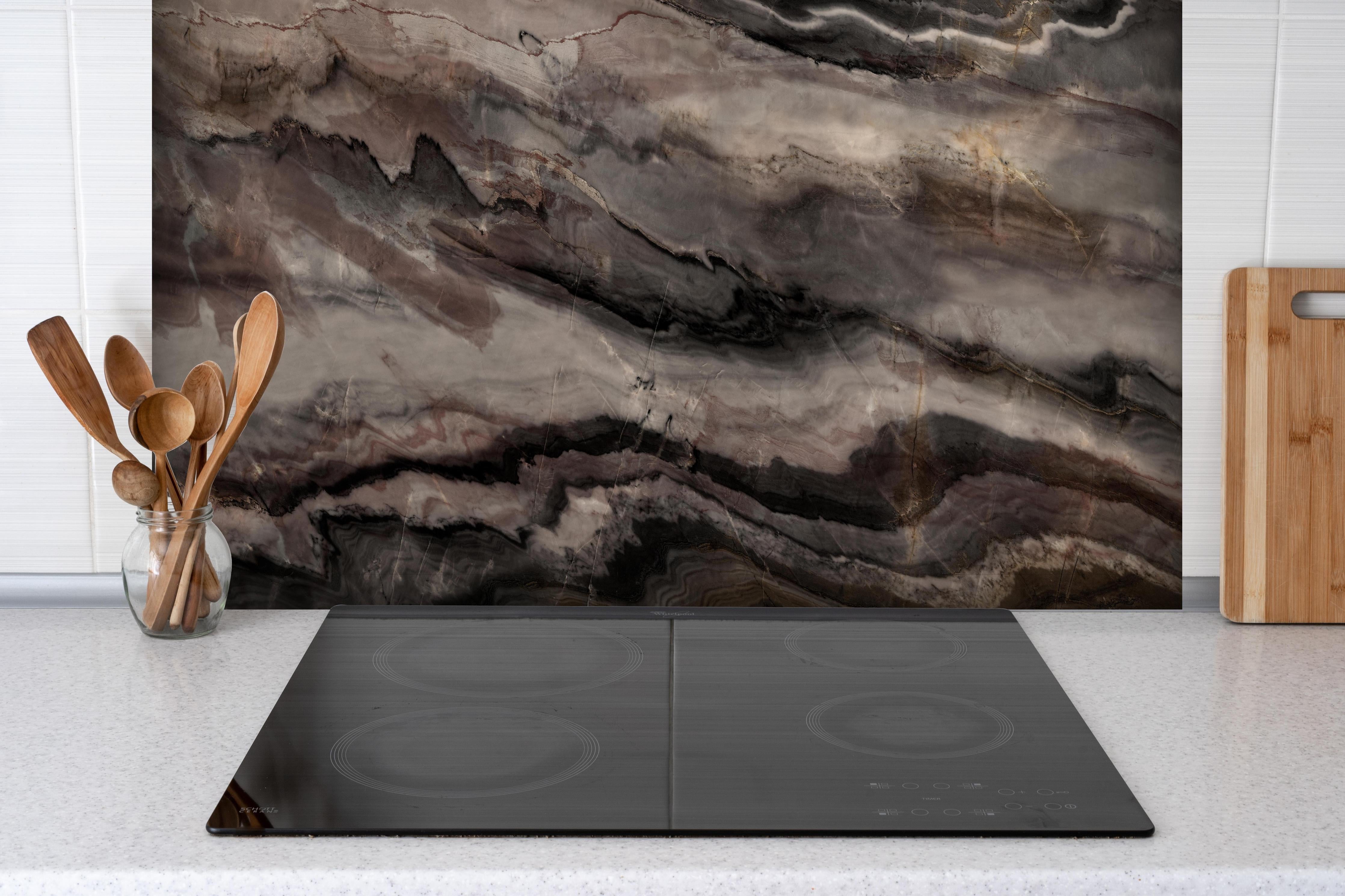 Spritzschutz - Holz-Marmor Textur hinter einem Cerankochfeld zwischen Holz-Kochutensilien