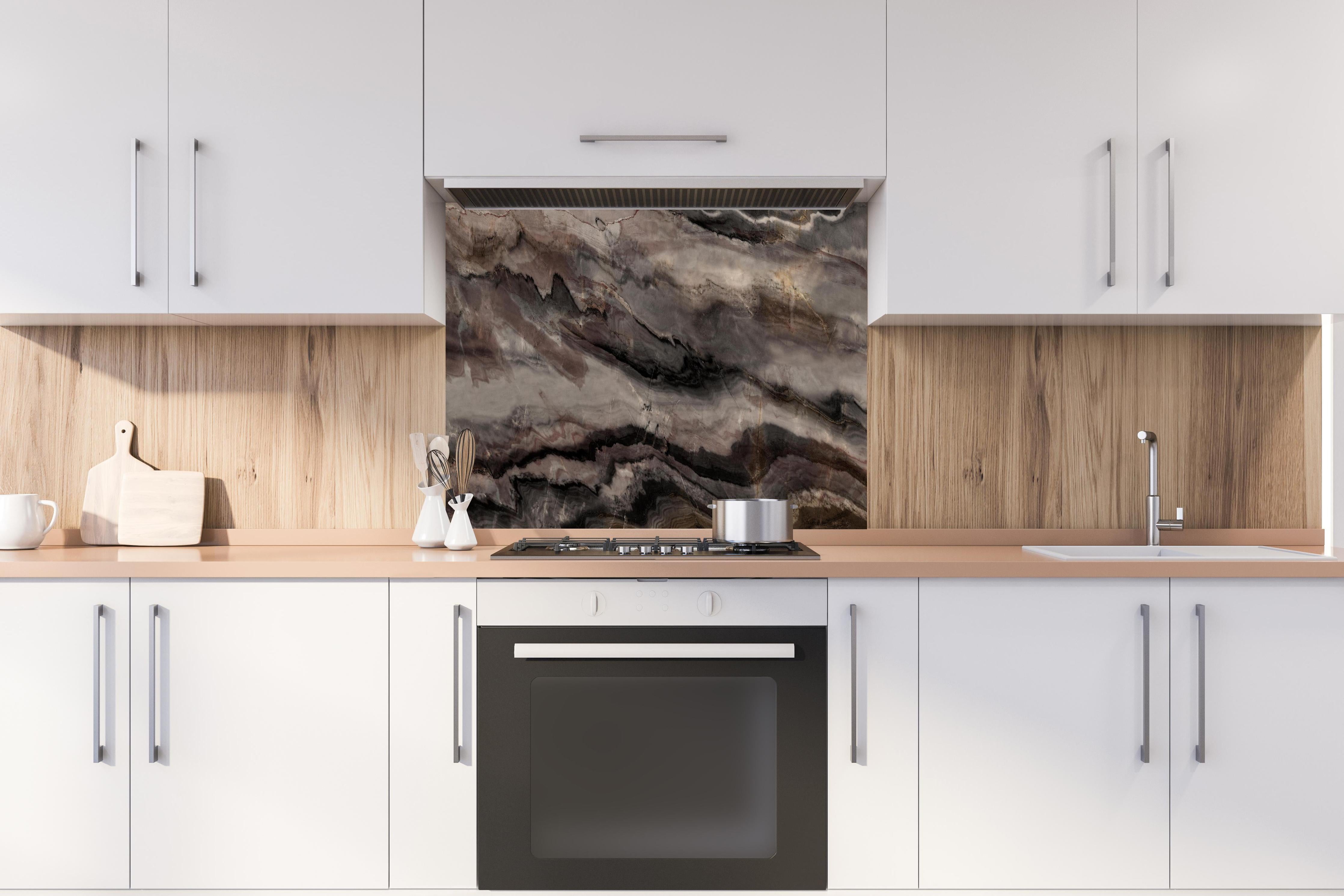 Spritzschutz - Holz-Marmor Textur hinter einem Cerankochfeld zwischen Holz-Kochutensilien