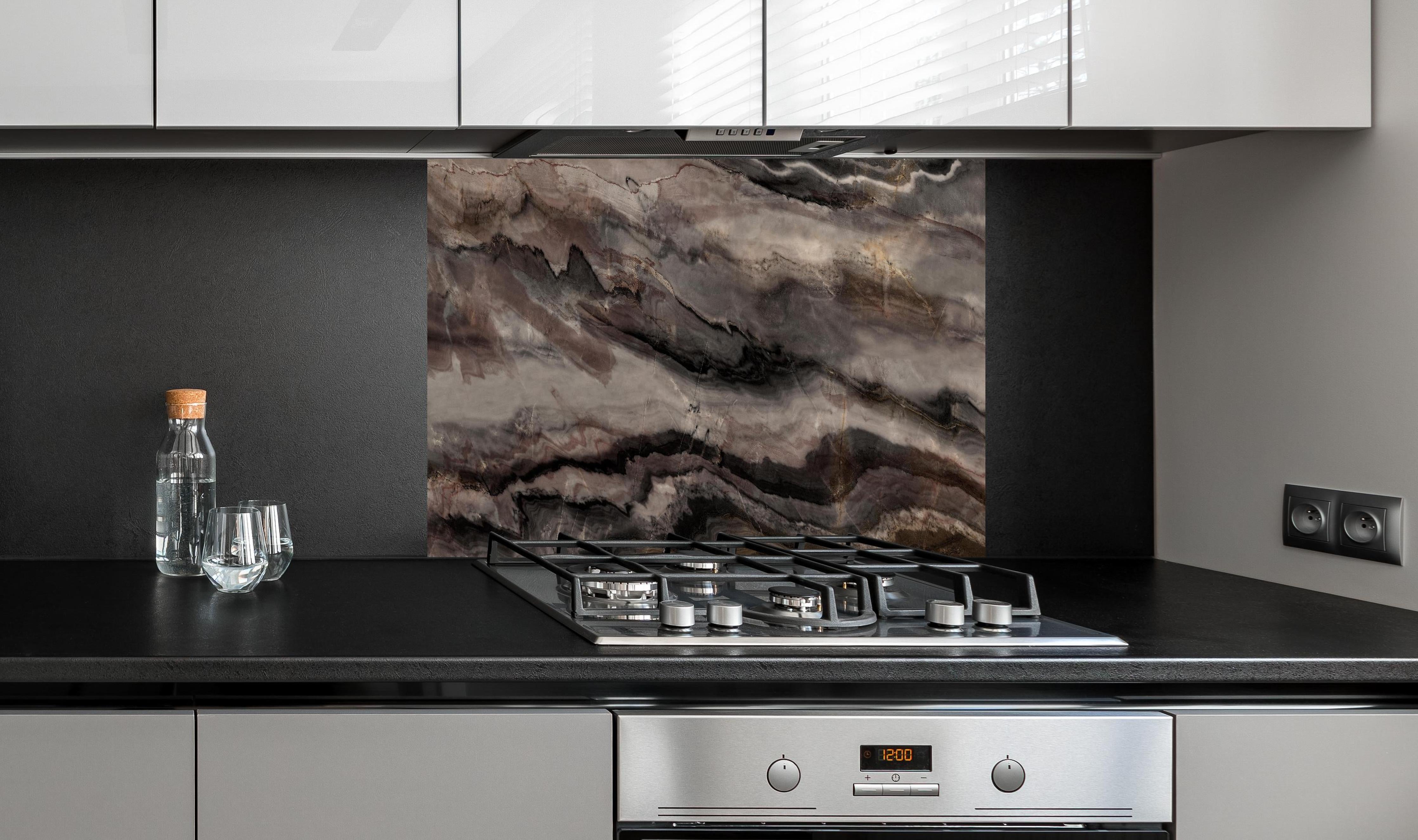 Spritzschutz - Holz-Marmor Textur hinter einem Cerankochfeld zwischen Holz-Kochutensilien