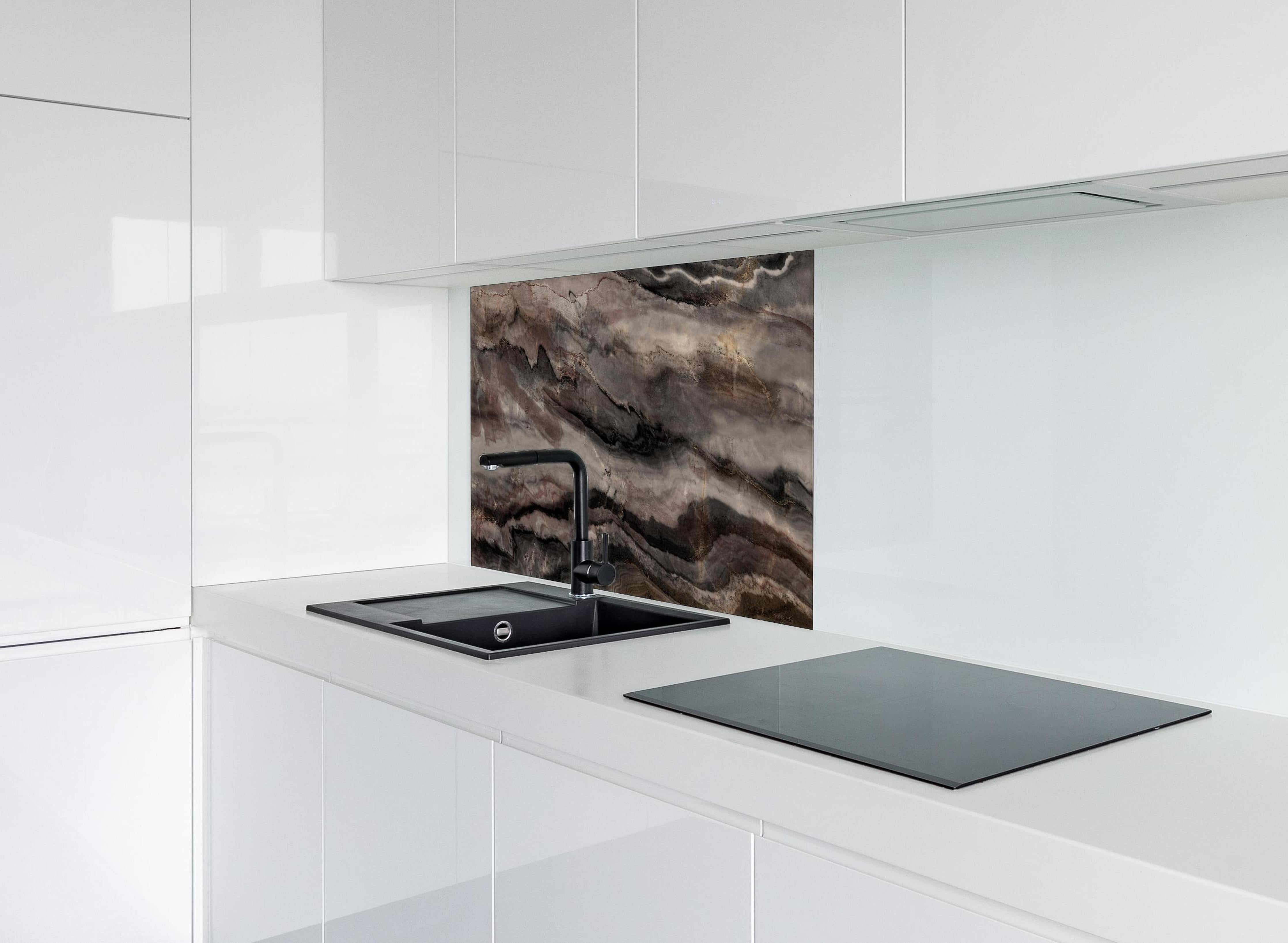 Spritzschutz - Holz-Marmor Textur hinter einem Cerankochfeld zwischen Holz-Kochutensilien