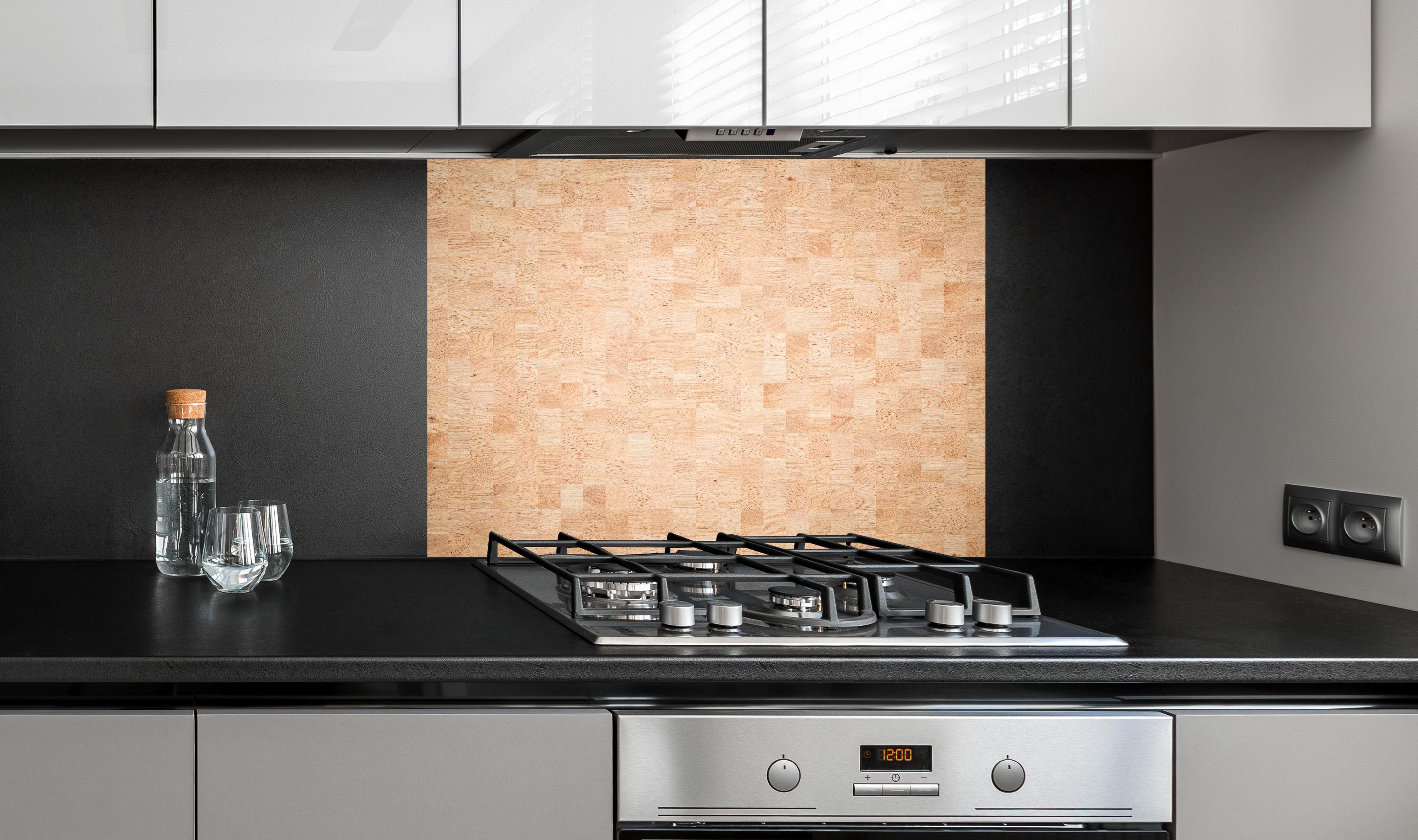 Spritzschutz - Holztextur aus Eschenholz hinter einem Cerankochfeld zwischen Holz-Kochutensilien