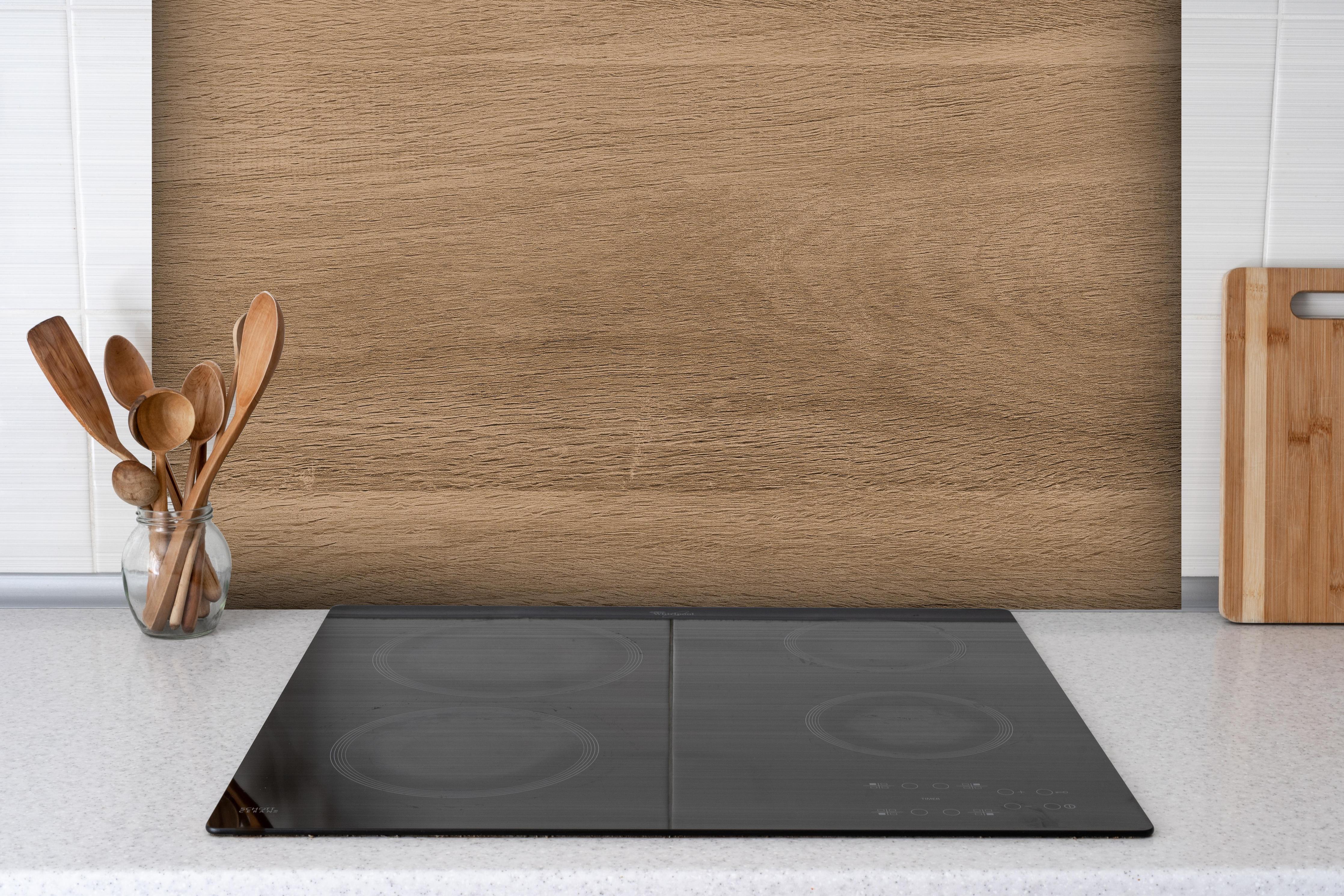Spritzschutz - Holztextur und hölzerner Hintergrund 1 hinter einem Cerankochfeld zwischen Holz-Kochutensilien