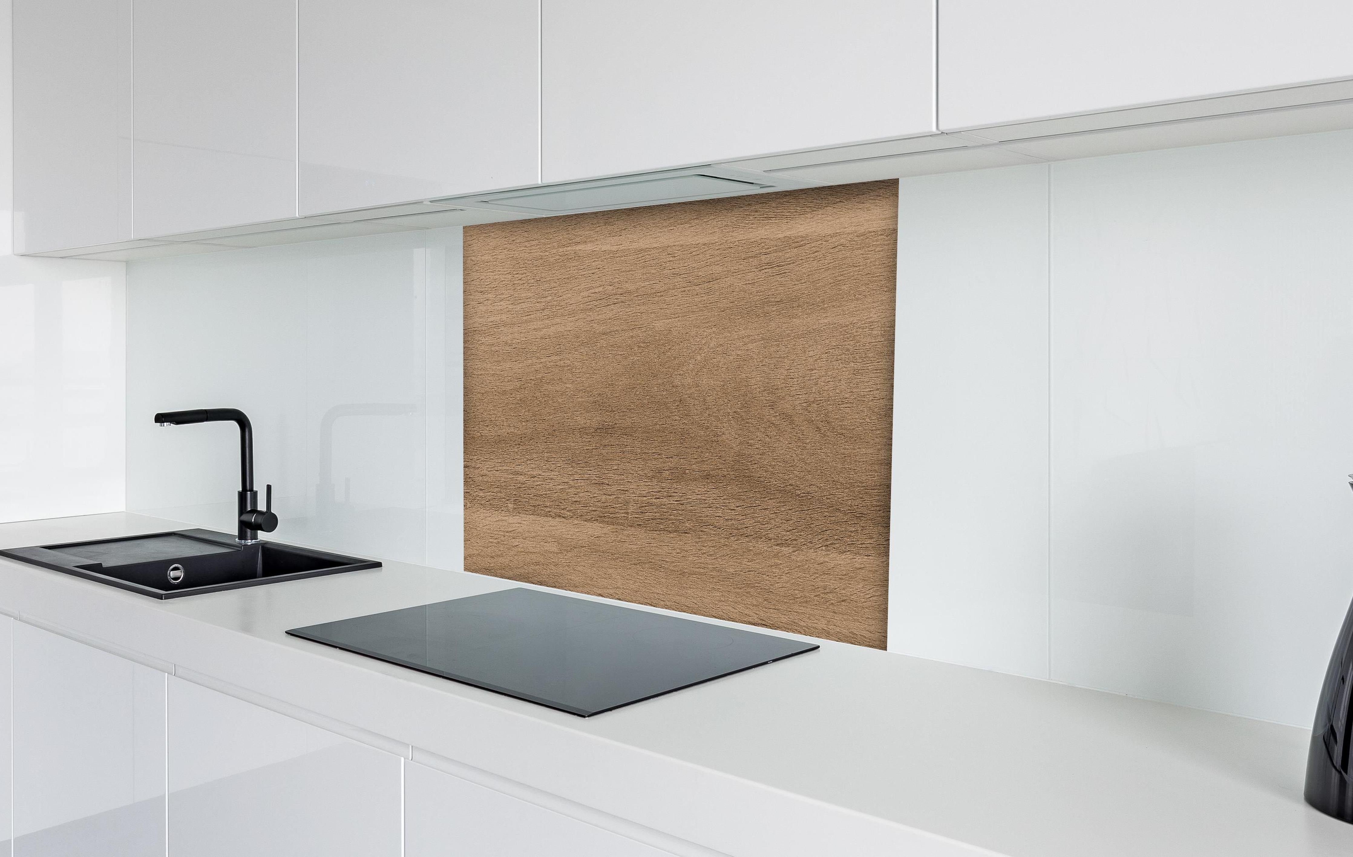 Spritzschutz - Holztextur und hölzerner Hintergrund 1 hinter einem Cerankochfeld zwischen Holz-Kochutensilien