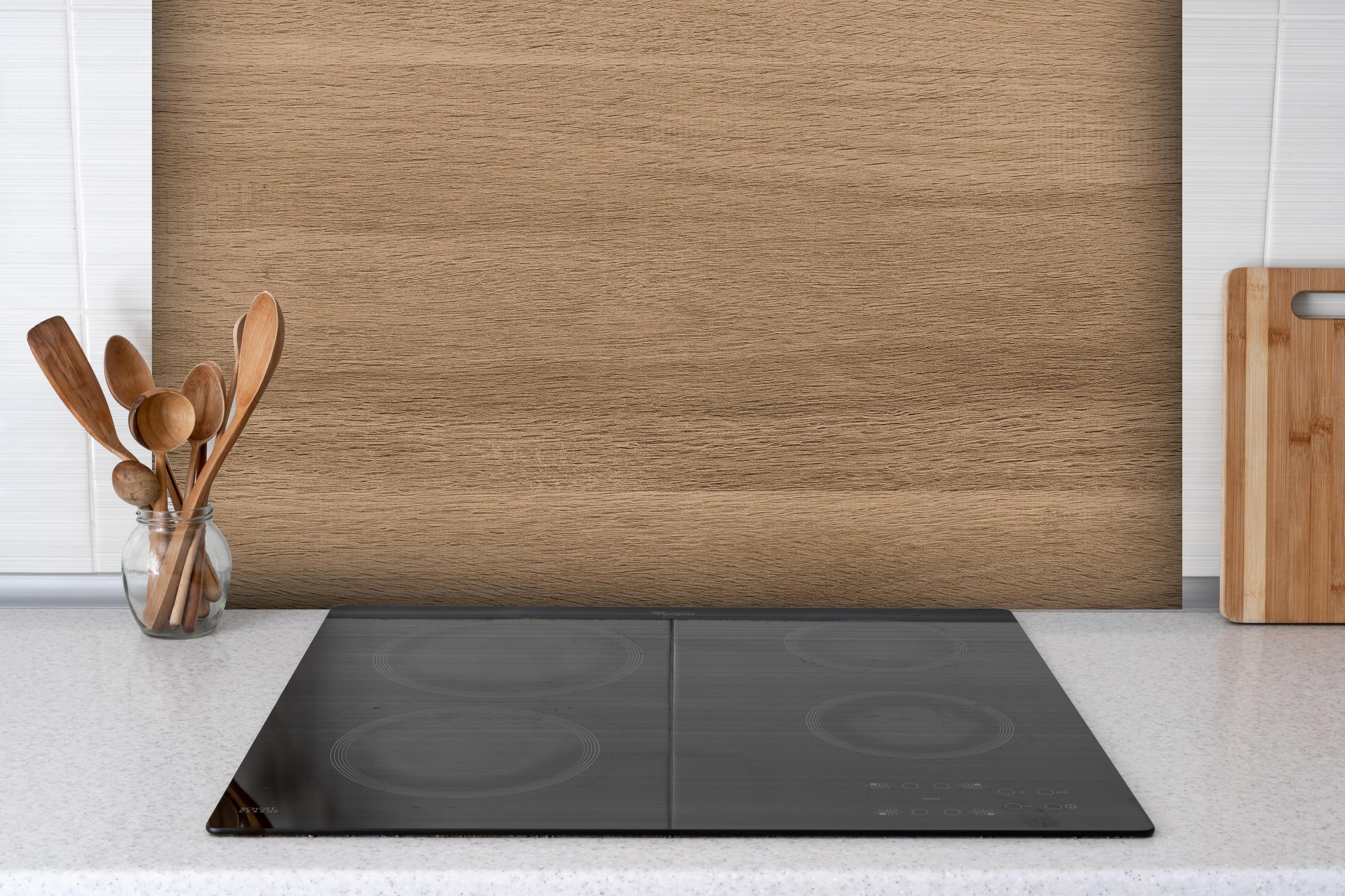 Spritzschutz - Holztextur und hölzerner Hintergrund 2 hinter einem Cerankochfeld zwischen Holz-Kochutensilien