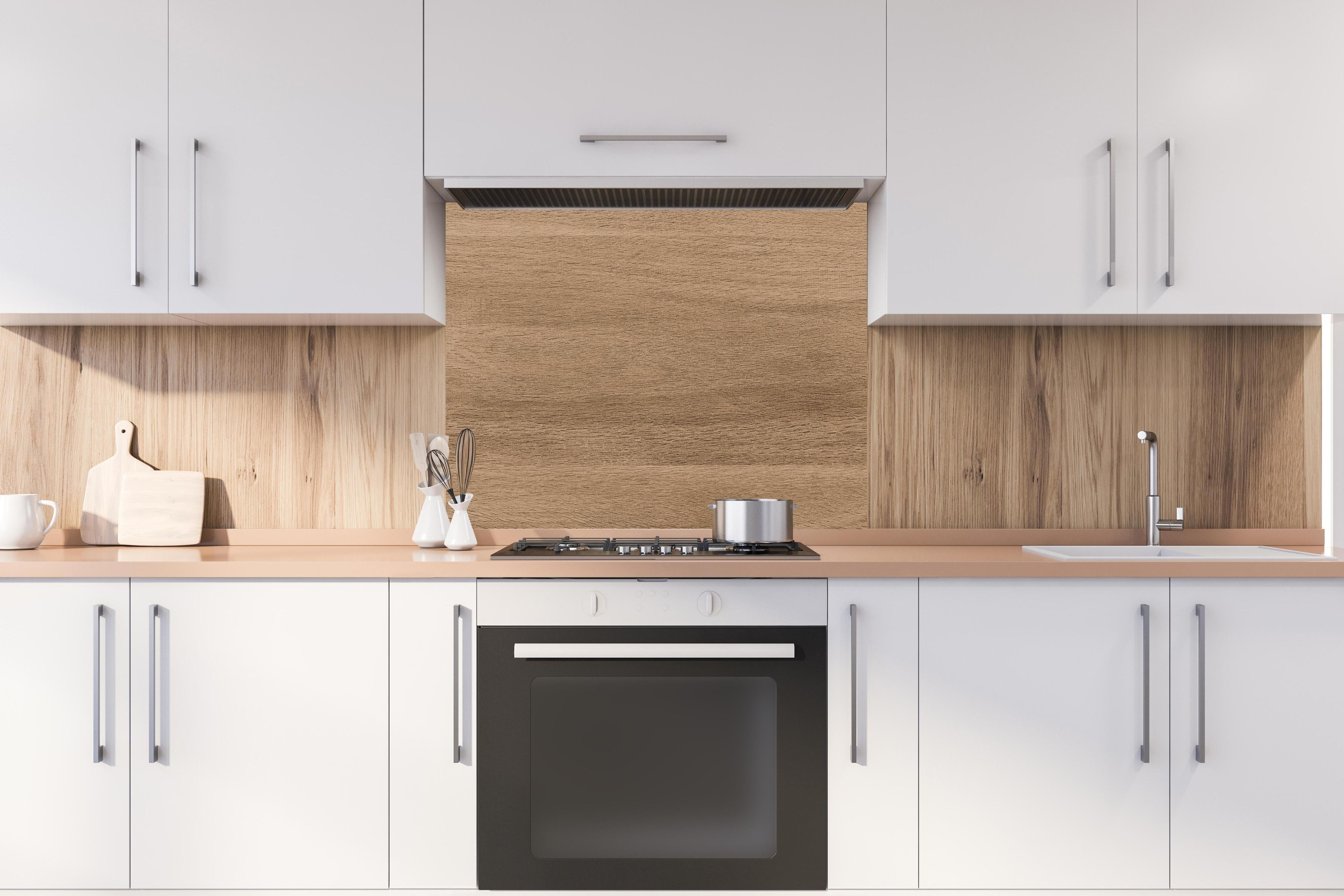 Spritzschutz - Holztextur und hölzerner Hintergrund 2 hinter einem Cerankochfeld zwischen Holz-Kochutensilien