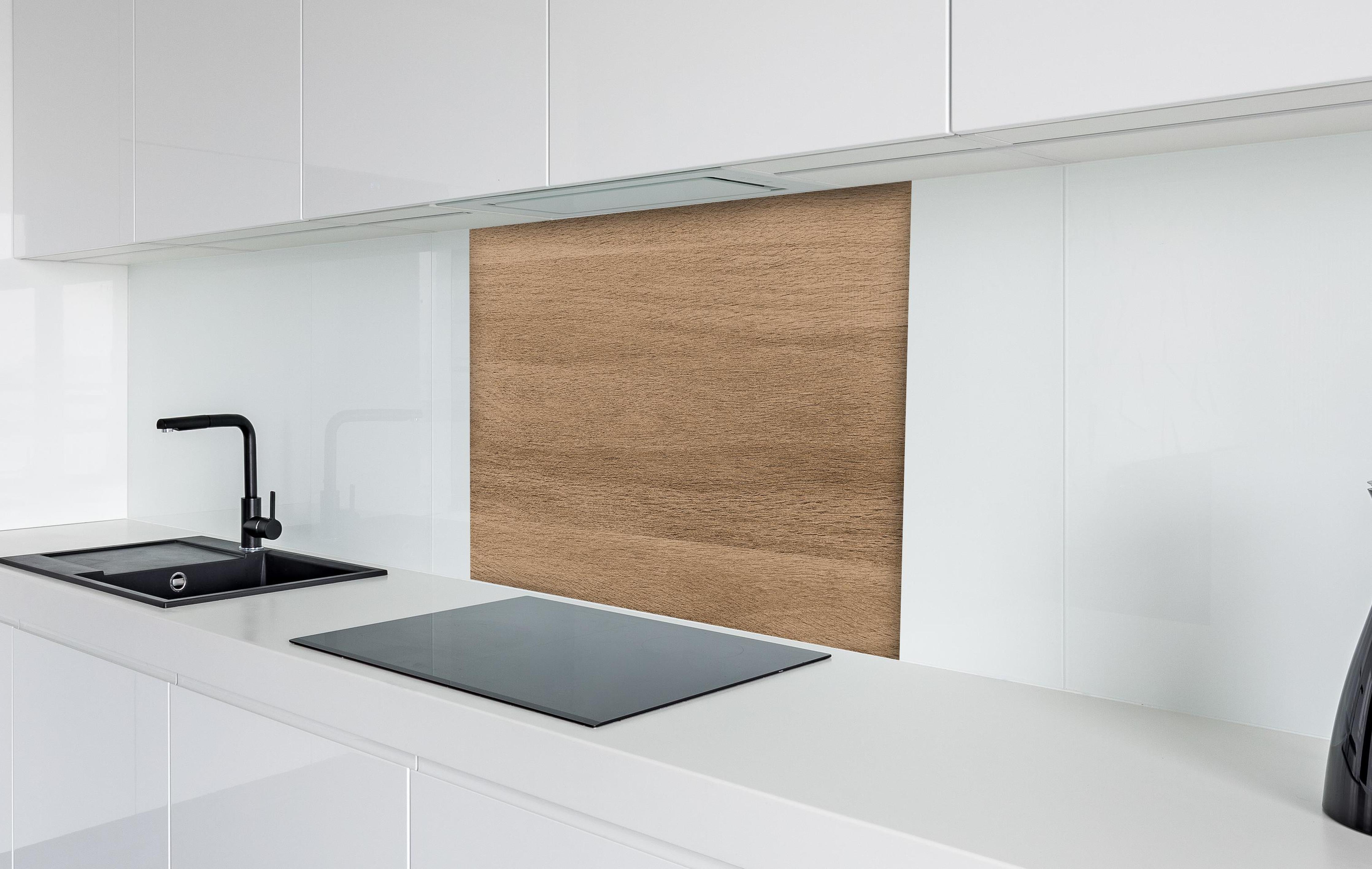 Spritzschutz - Holztextur und hölzerner Hintergrund 2 hinter einem Cerankochfeld zwischen Holz-Kochutensilien