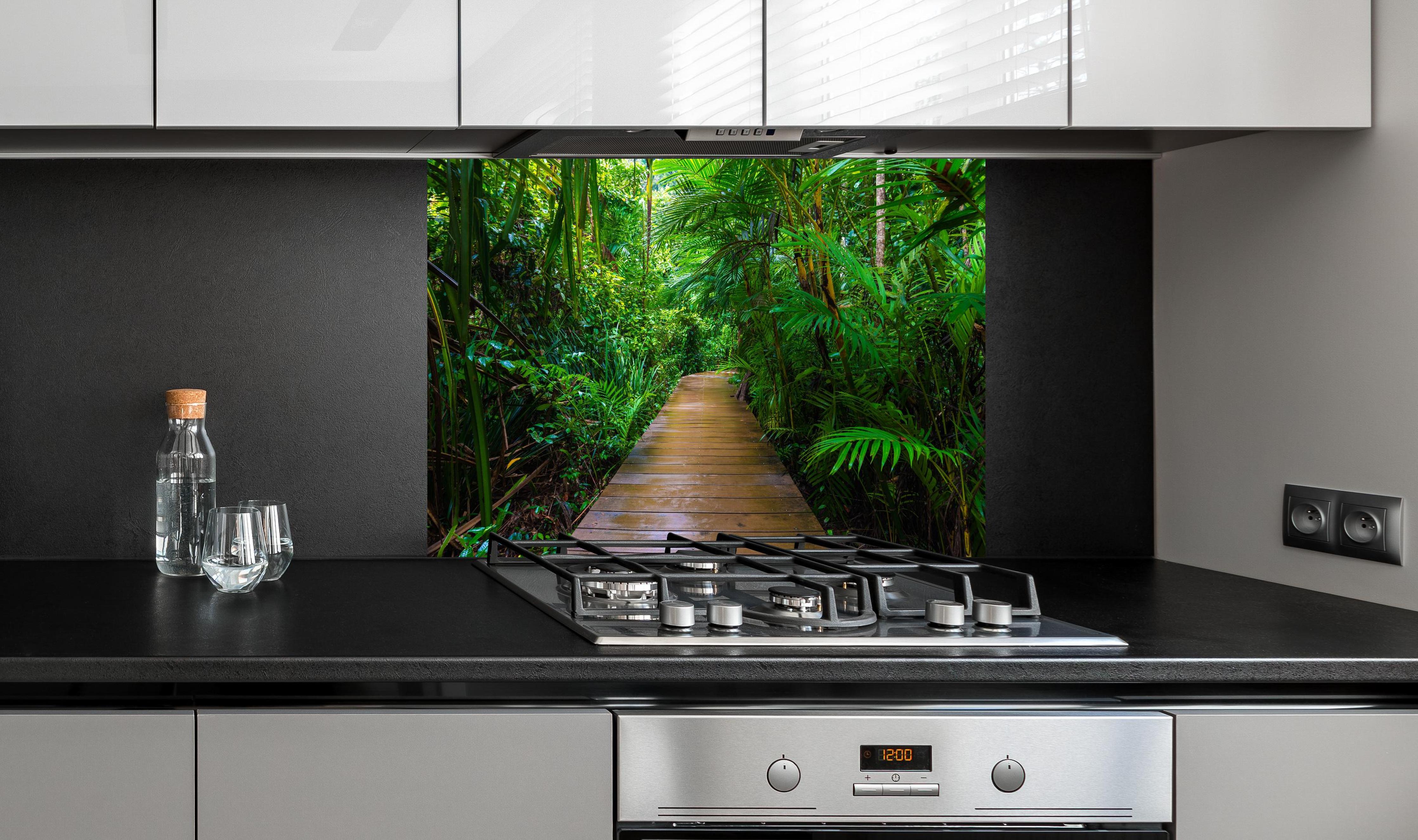 Spritzschutz - Holzweg durch dichten grünen Mangrovenwald hinter einem Cerankochfeld zwischen Holz-Kochutensilien