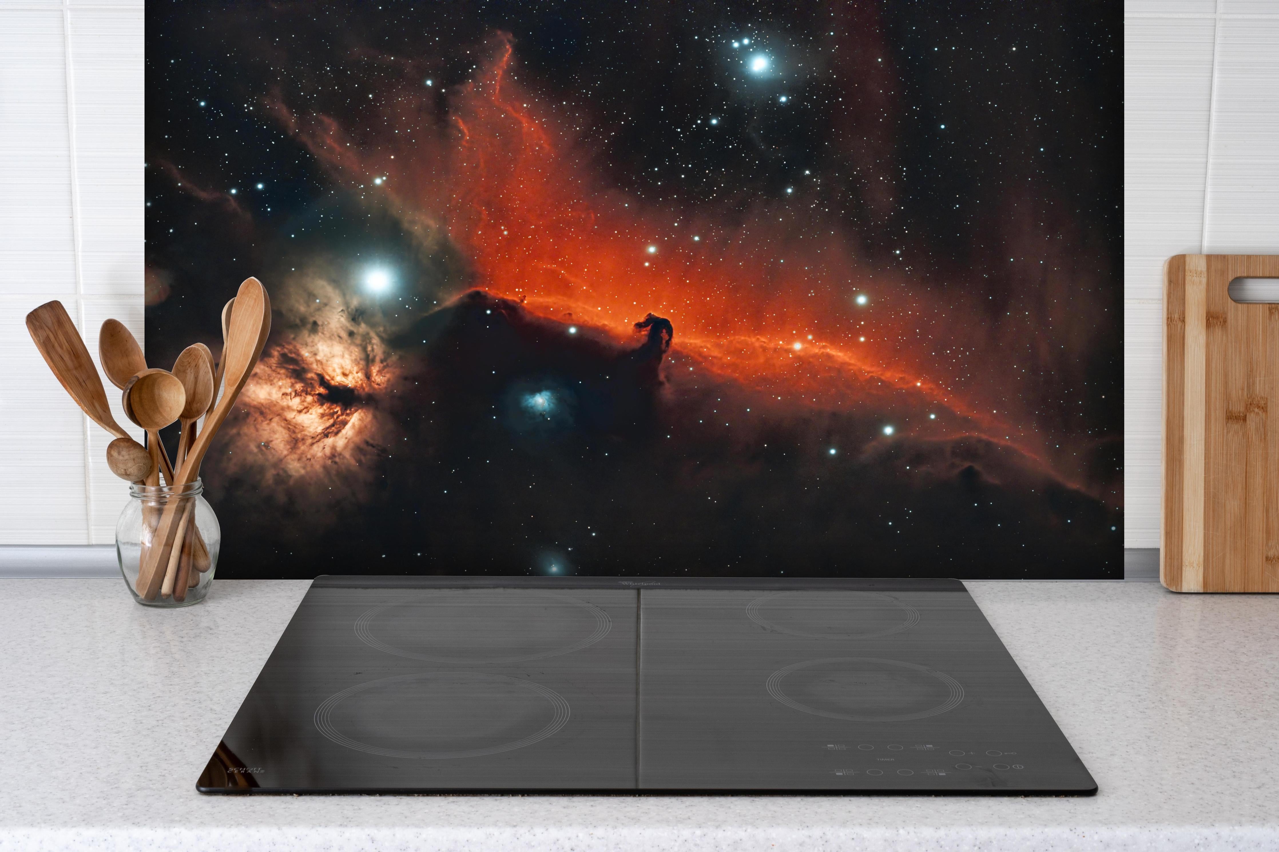 Spritzschutz - Horsehead amd Flame Nebula hinter einem Cerankochfeld zwischen Holz-Kochutensilien