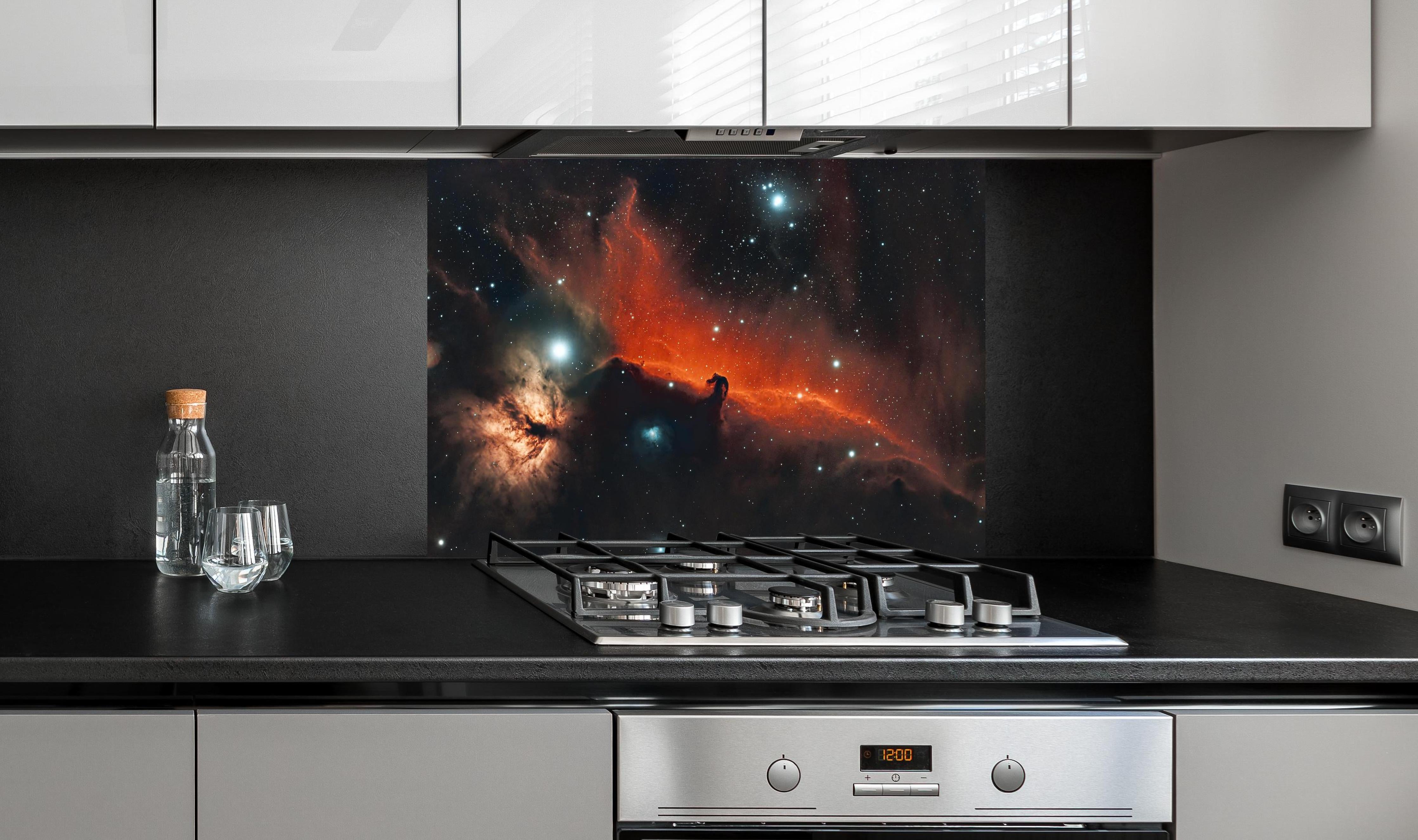 Spritzschutz - Horsehead amd Flame Nebula hinter einem Cerankochfeld zwischen Holz-Kochutensilien