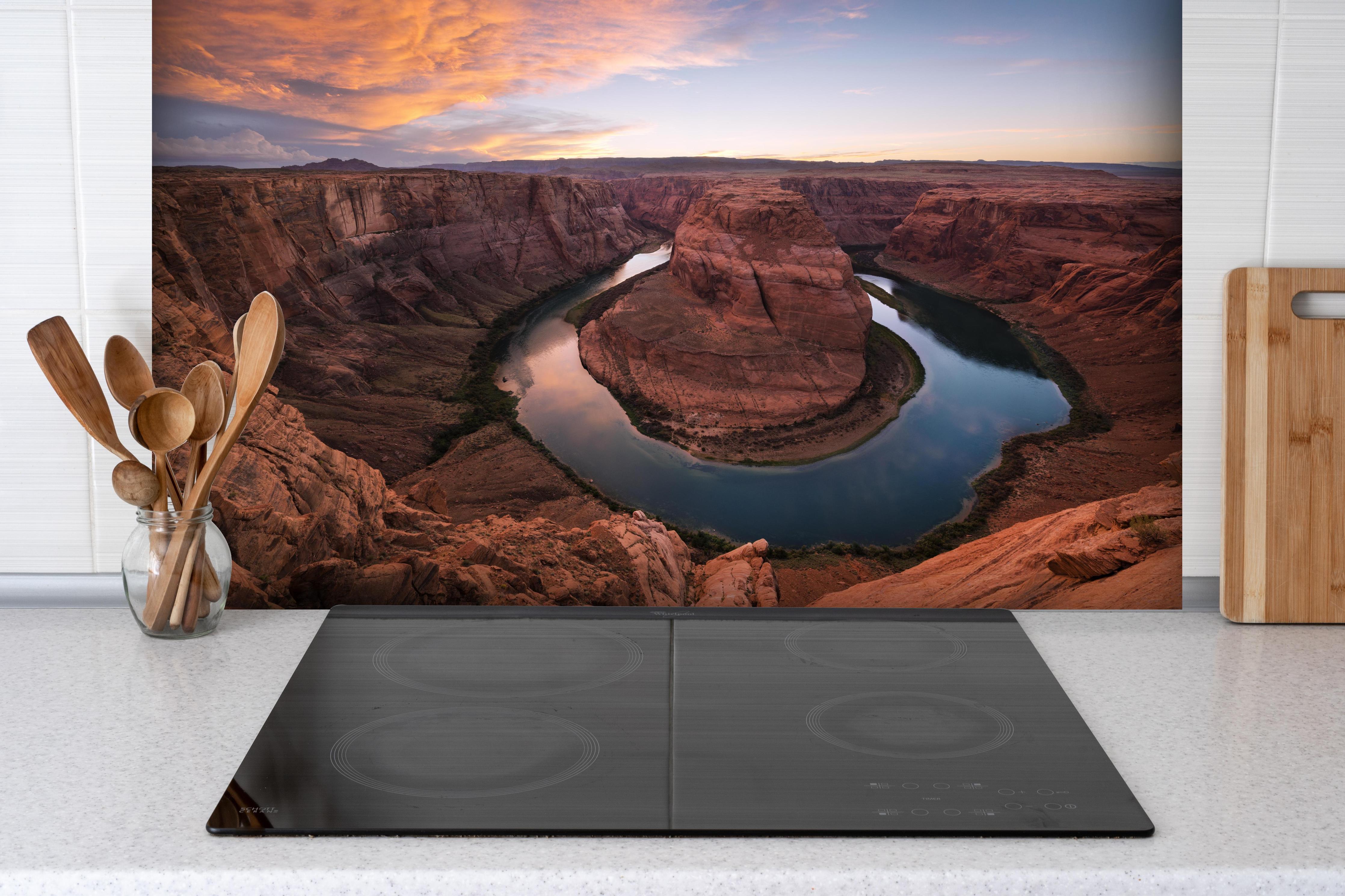 Spritzschutz - Horseshoe Bend Canyon bei Sonnenuntergang hinter einem Cerankochfeld zwischen Holz-Kochutensilien