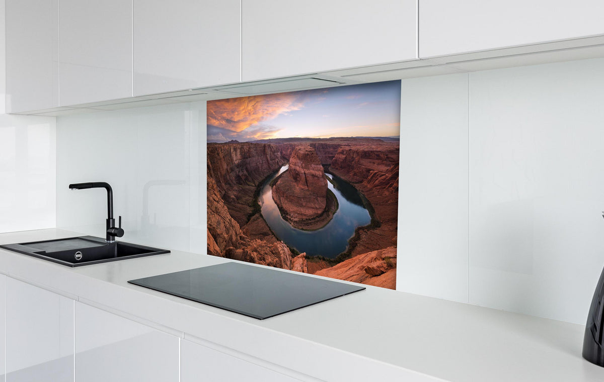 Spritzschutz - Horseshoe Bend Canyon bei Sonnenuntergang hinter einem Cerankochfeld zwischen Holz-Kochutensilien