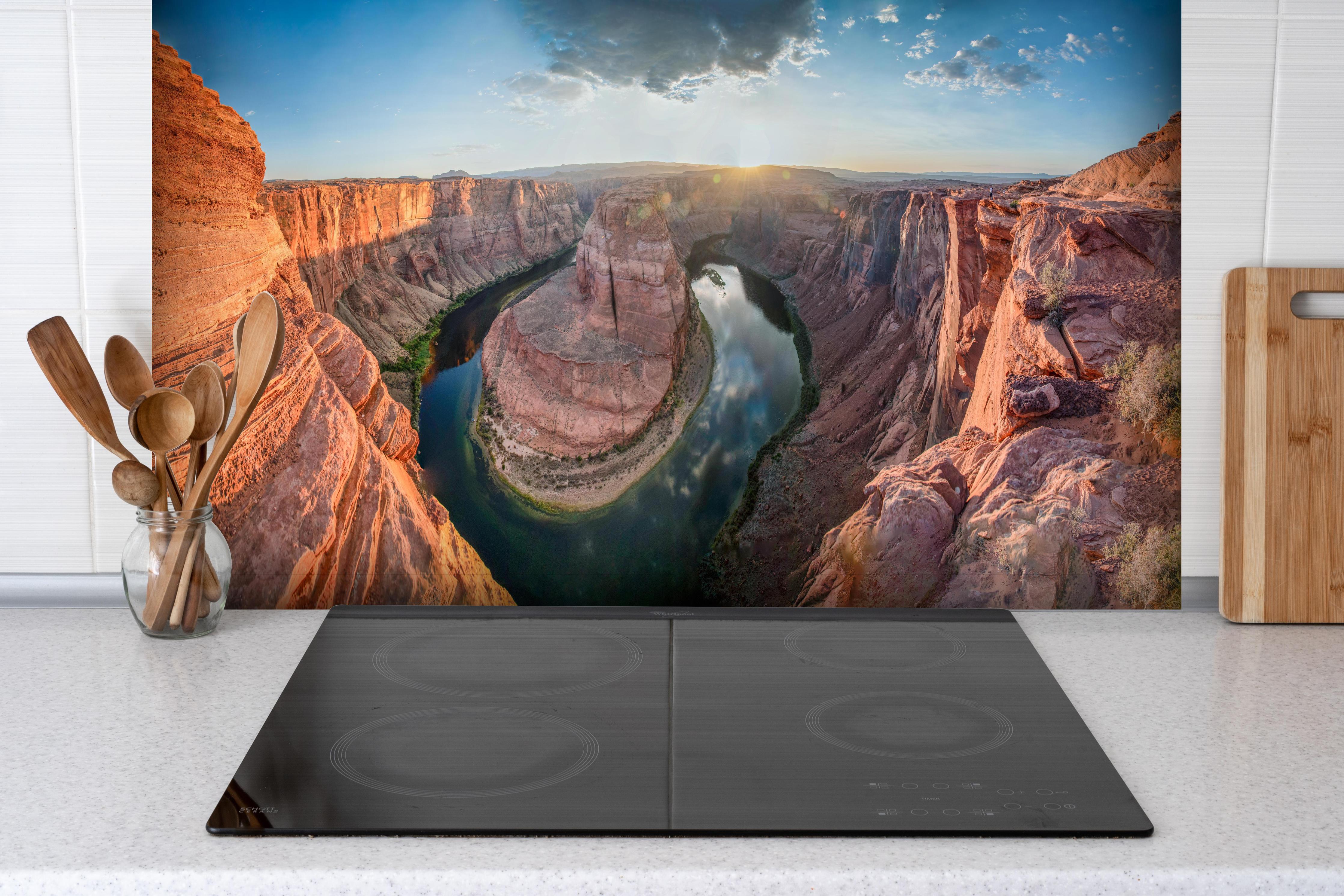 Spritzschutz - Horseshoe Bend Sonnenuntergang hinter einem Cerankochfeld zwischen Holz-Kochutensilien