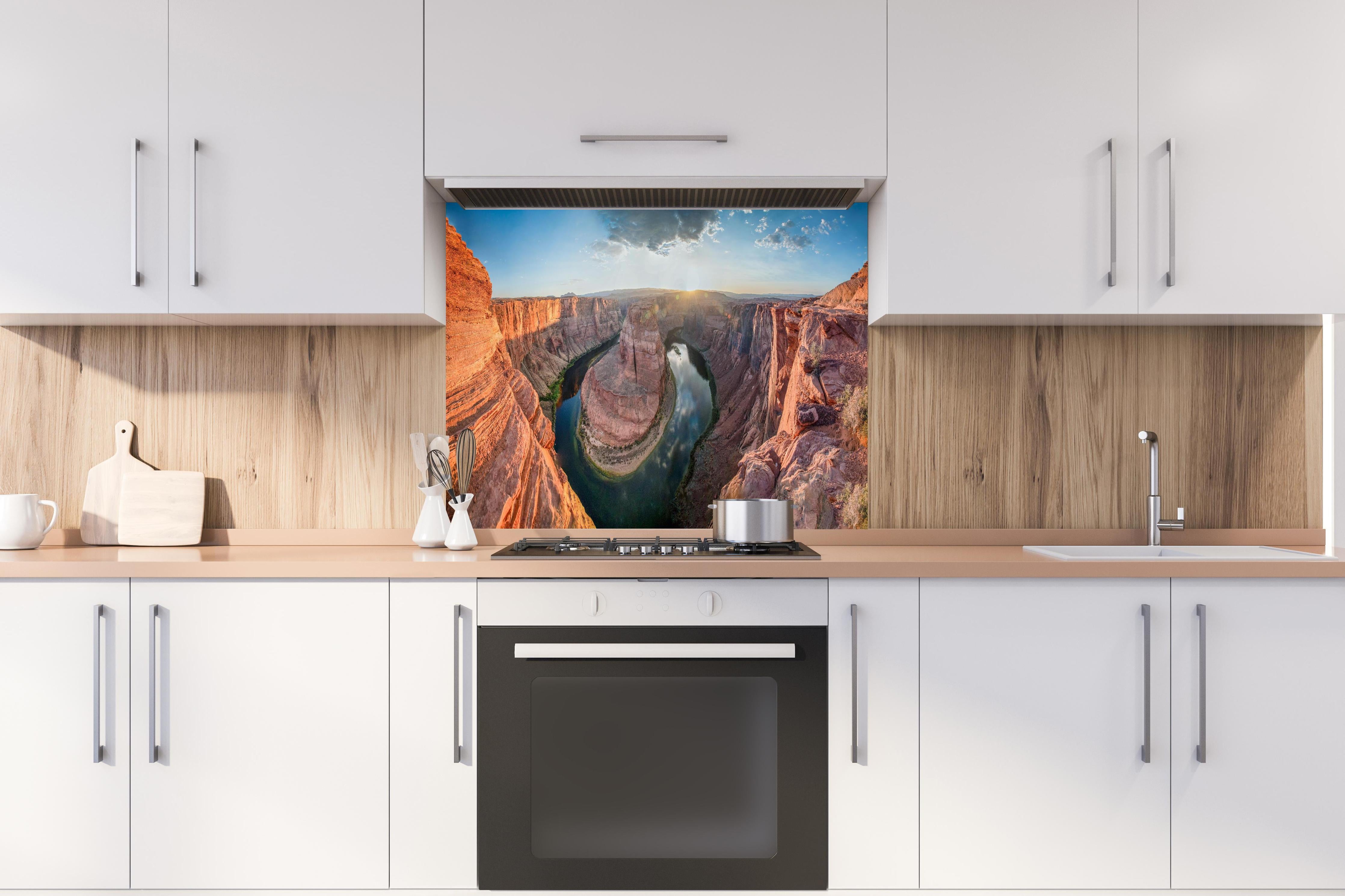 Spritzschutz - Horseshoe Bend Sonnenuntergang hinter einem Cerankochfeld zwischen Holz-Kochutensilien