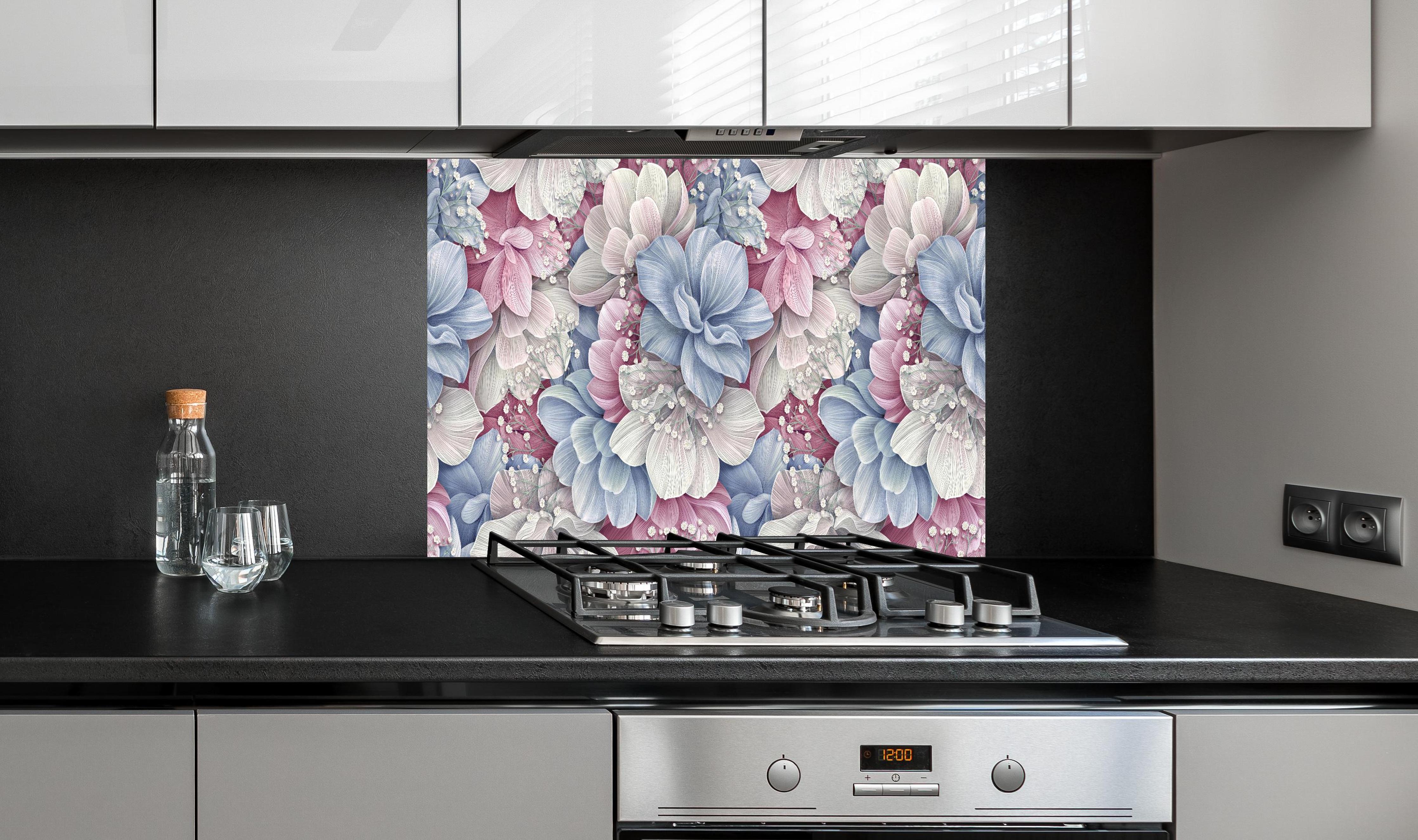 Spritzschutz - Hortensienblüten - Aquarellmalerei hinter einem Cerankochfeld zwischen Holz-Kochutensilien