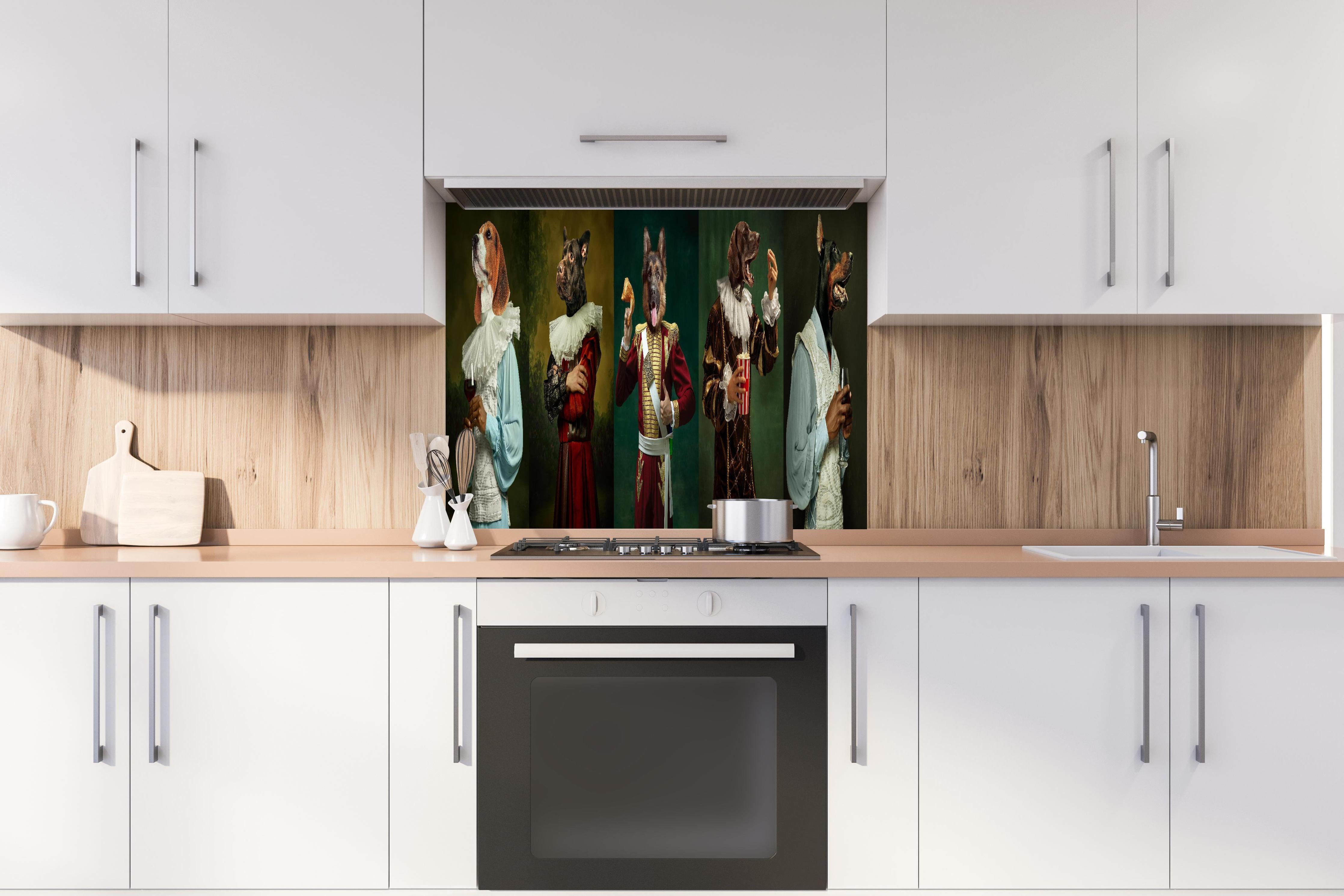 Spritzschutz - Hundeköpfe in historischer Adelskleidung hinter einem Cerankochfeld zwischen Holz-Kochutensilien