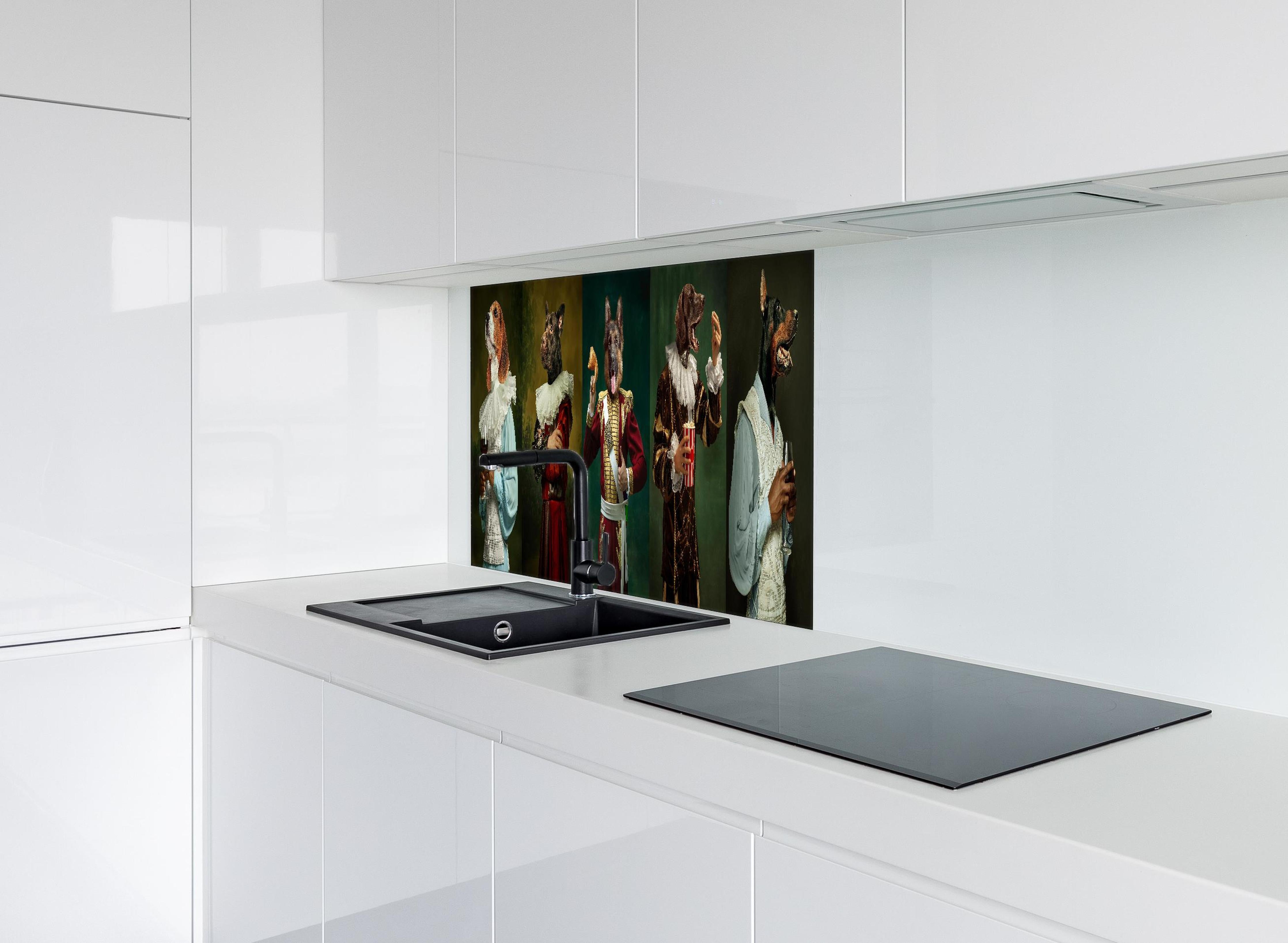 Spritzschutz - Hundeköpfe in historischer Adelskleidung hinter einem Cerankochfeld zwischen Holz-Kochutensilien