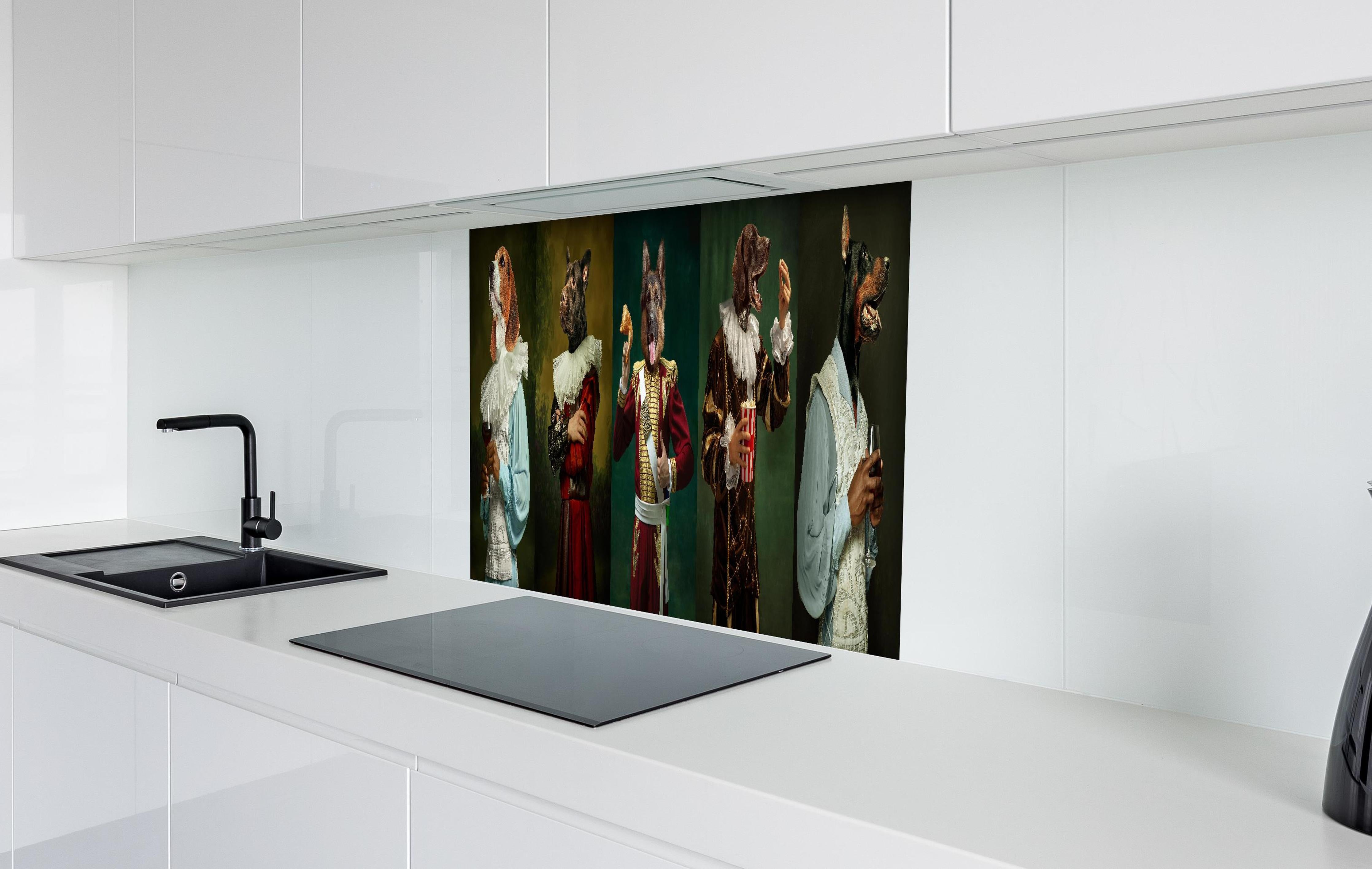 Spritzschutz - Hundeköpfe in historischer Adelskleidung hinter einem Cerankochfeld zwischen Holz-Kochutensilien