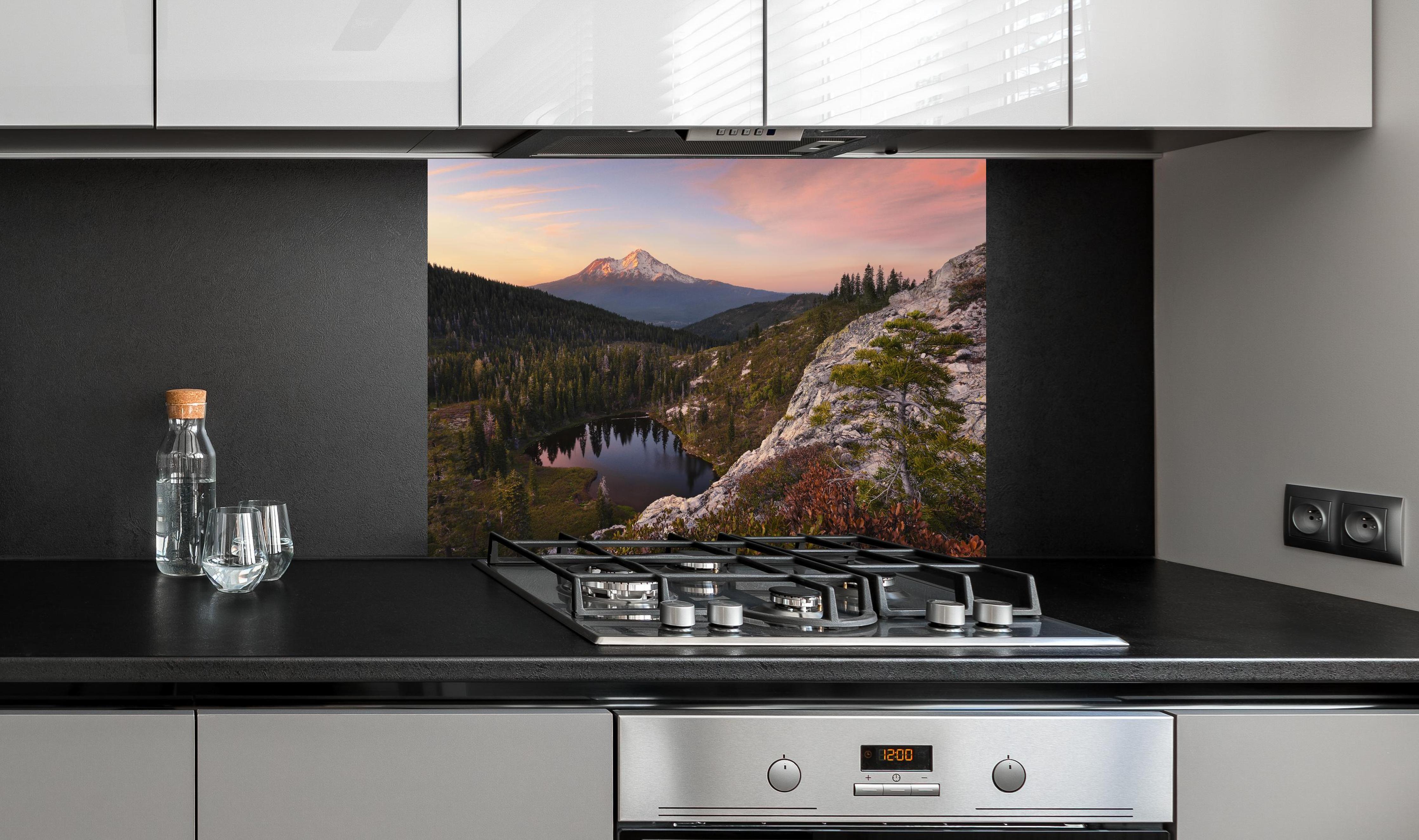 Spritzschutz - Idyllische Berglandschaft mit Herzsee hinter einem Cerankochfeld zwischen Holz-Kochutensilien