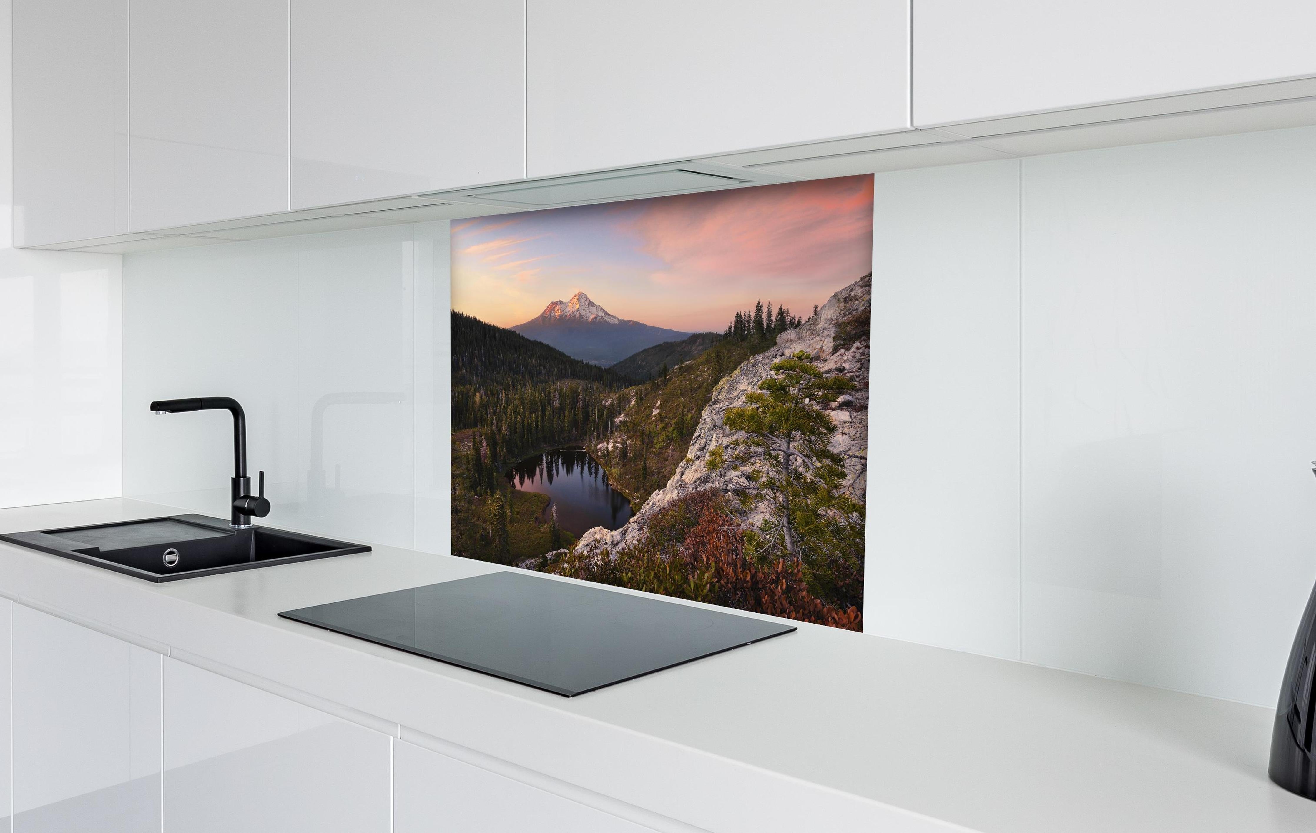 Spritzschutz - Idyllische Berglandschaft mit Herzsee hinter einem Cerankochfeld zwischen Holz-Kochutensilien