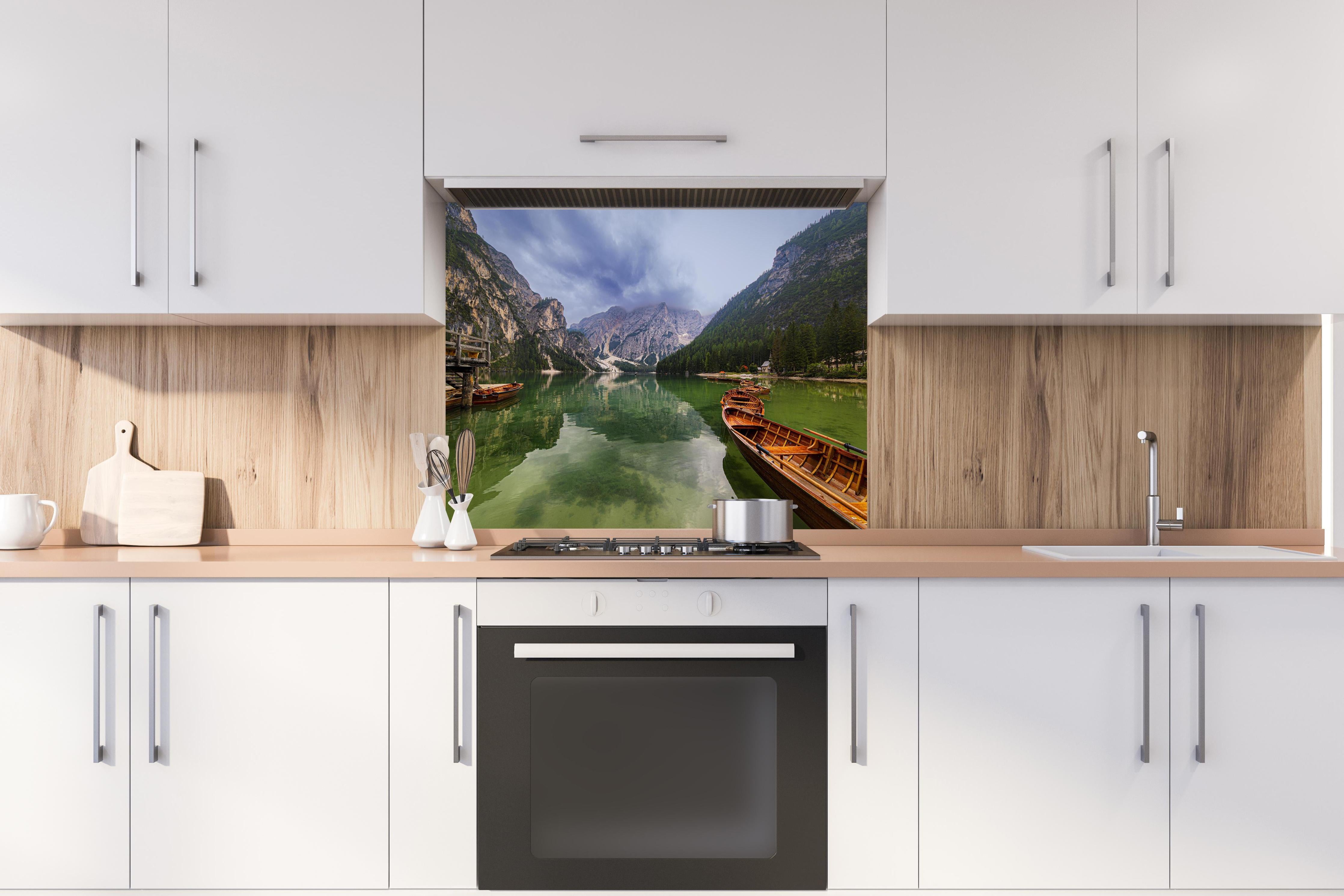 Spritzschutz - Idyllische Bergsee-Landschaft Dolomiten hinter einem Cerankochfeld zwischen Holz-Kochutensilien