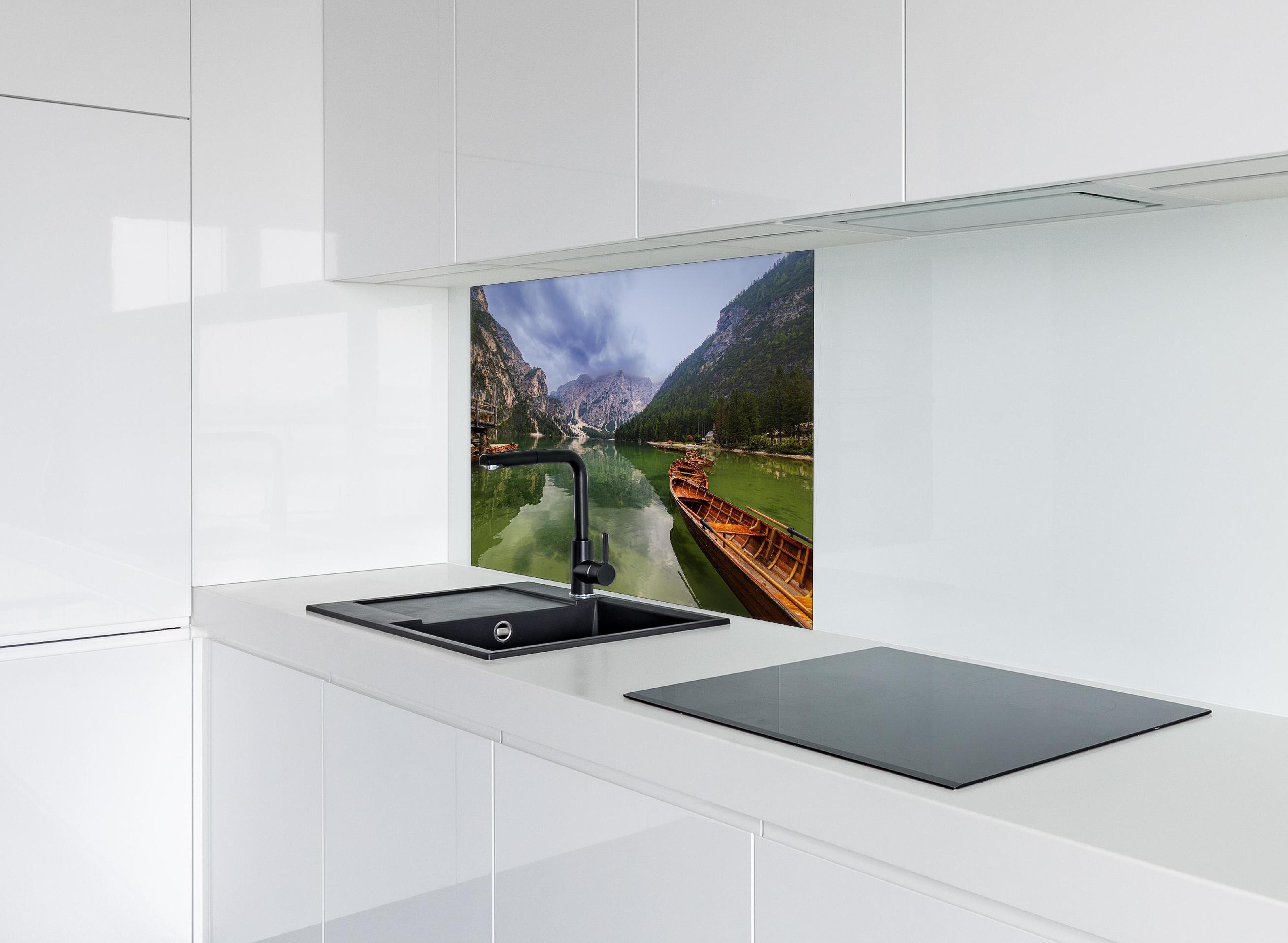 Spritzschutz - Idyllische Bergsee-Landschaft Dolomiten hinter einem Cerankochfeld zwischen Holz-Kochutensilien