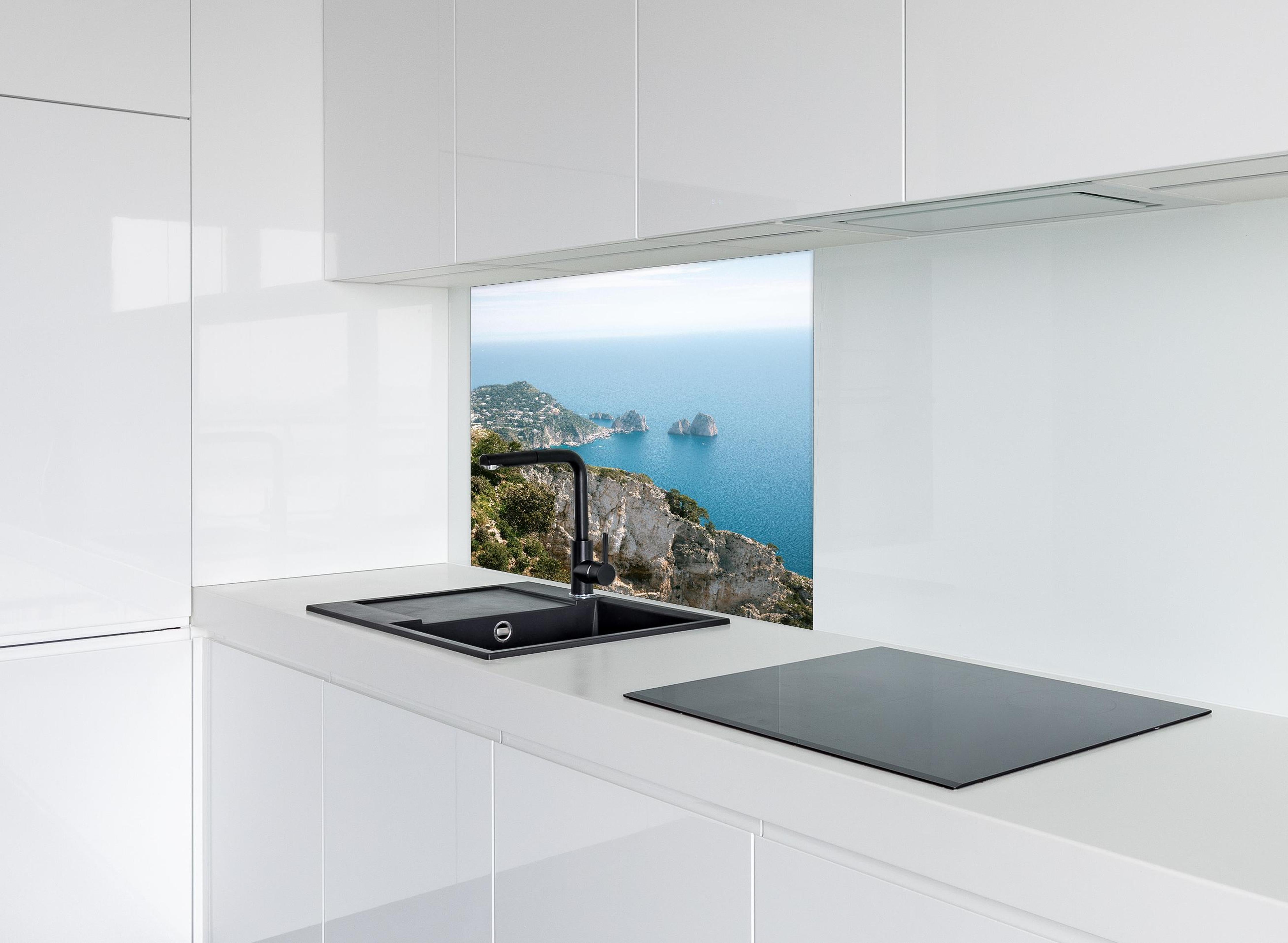 Spritzschutz - Idyllische Capri Küste und blaues Meer hinter einem Cerankochfeld zwischen Holz-Kochutensilien