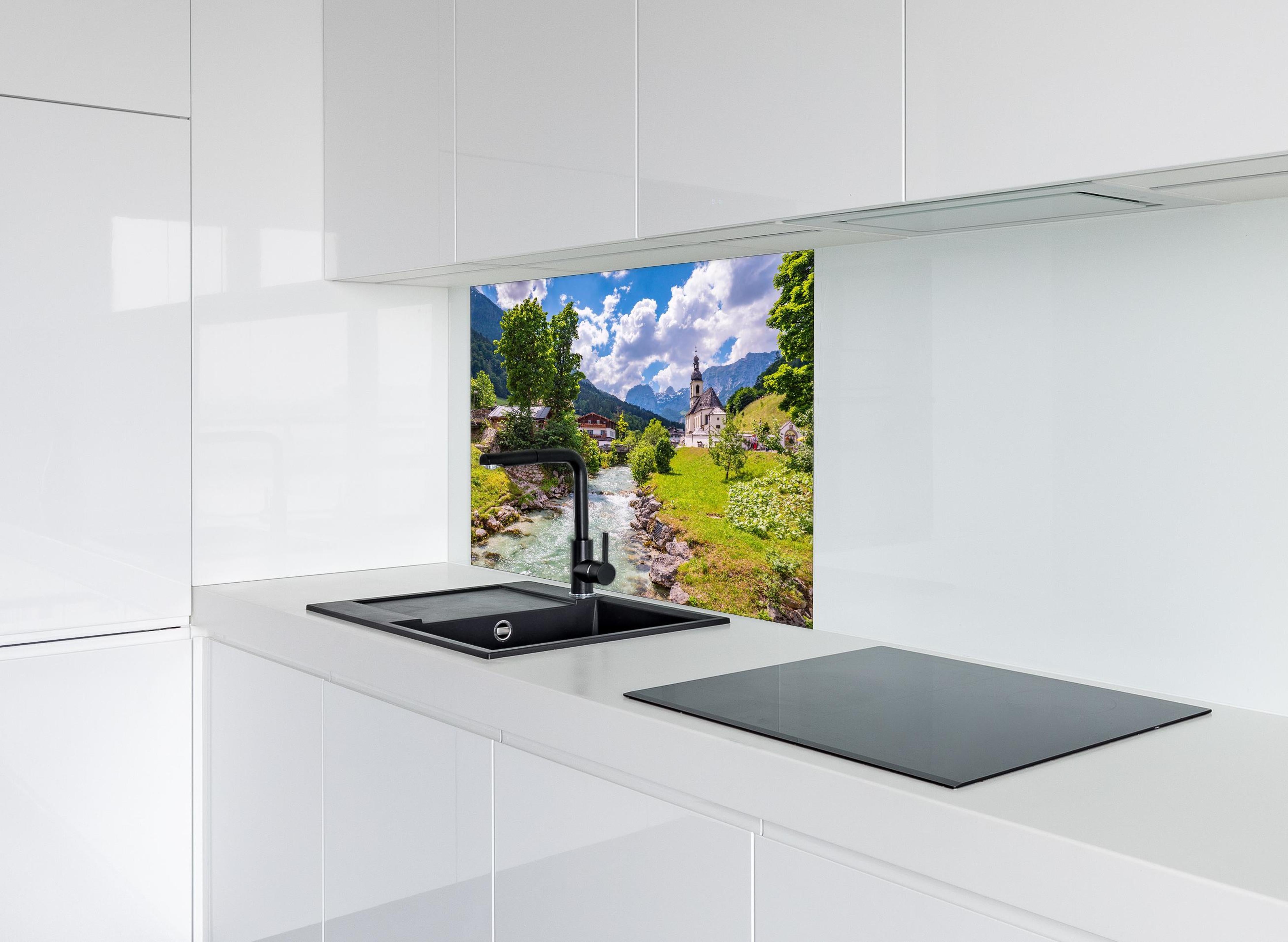 Spritzschutz - Idyllische Ramsau Kirche mit Bergblick hinter einem Cerankochfeld zwischen Holz-Kochutensilien