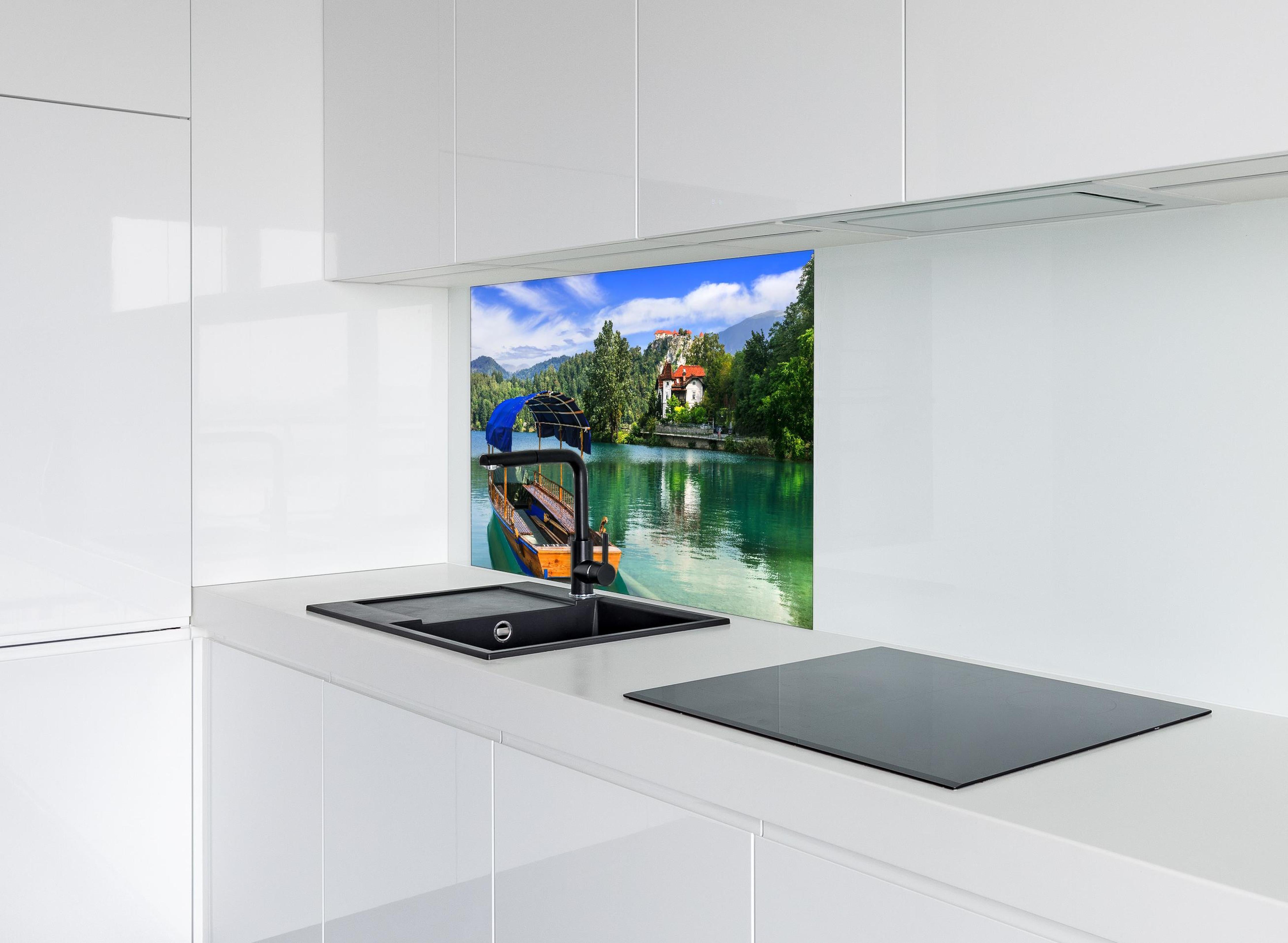 Spritzschutz - Idyllischer Bled See, Holzboot, Slowenien hinter einem Cerankochfeld zwischen Holz-Kochutensilien