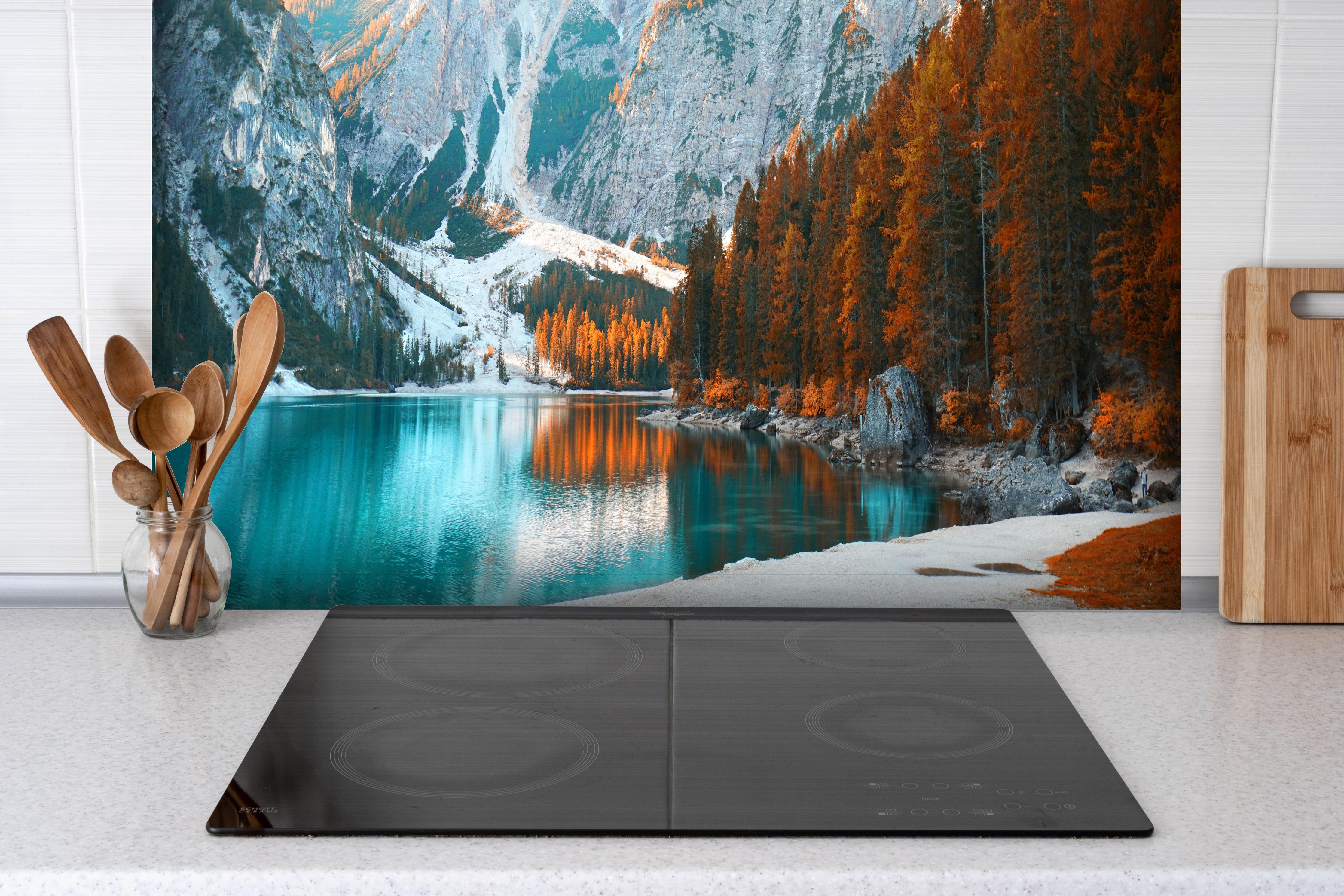 Spritzschutz - Idyllischer Herbstsee in Berglandschaft hinter einem Cerankochfeld zwischen Holz-Kochutensilien