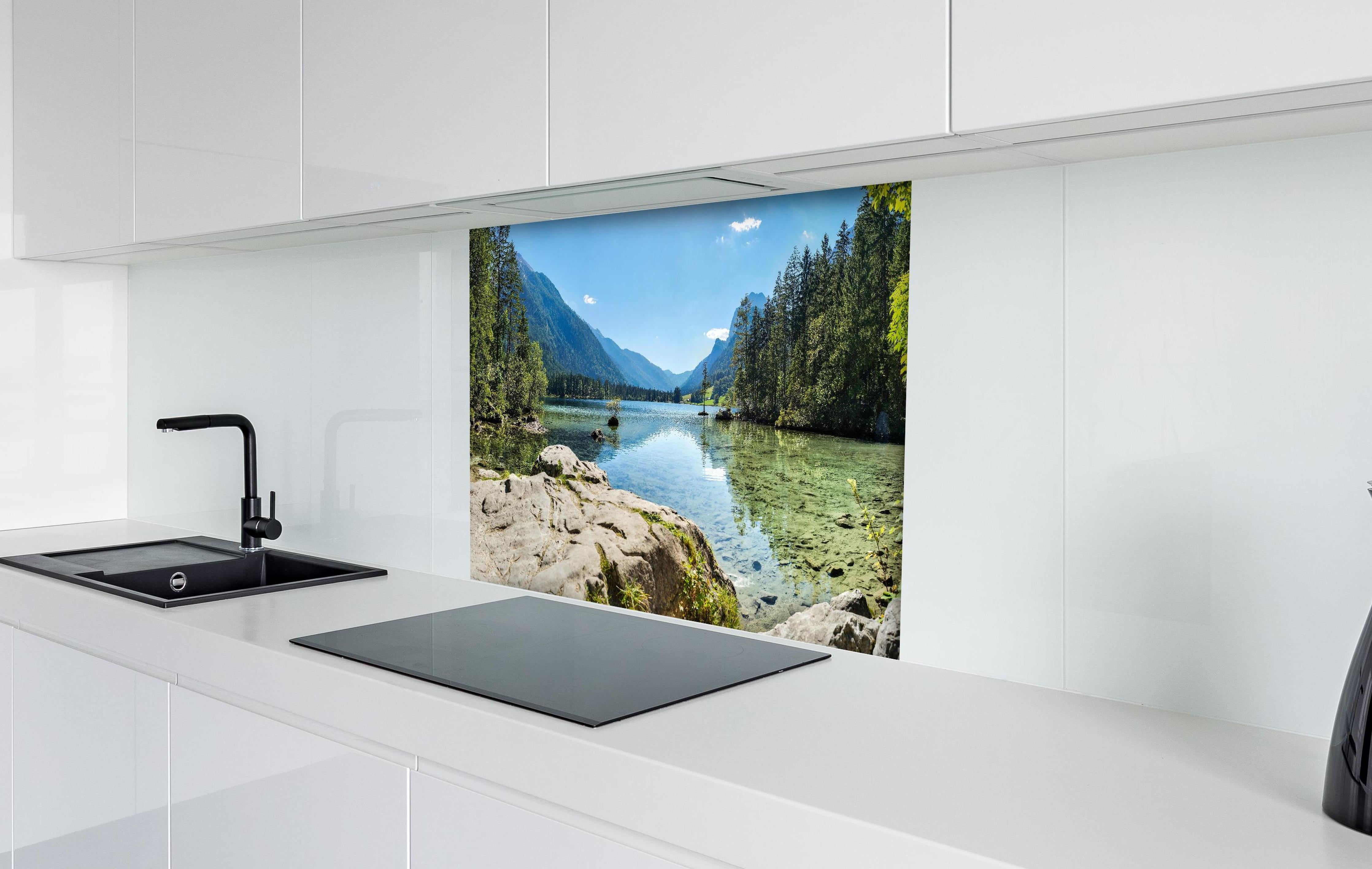 Spritzschutz - Idyllischer Königssee hinter einem Cerankochfeld zwischen Holz-Kochutensilien