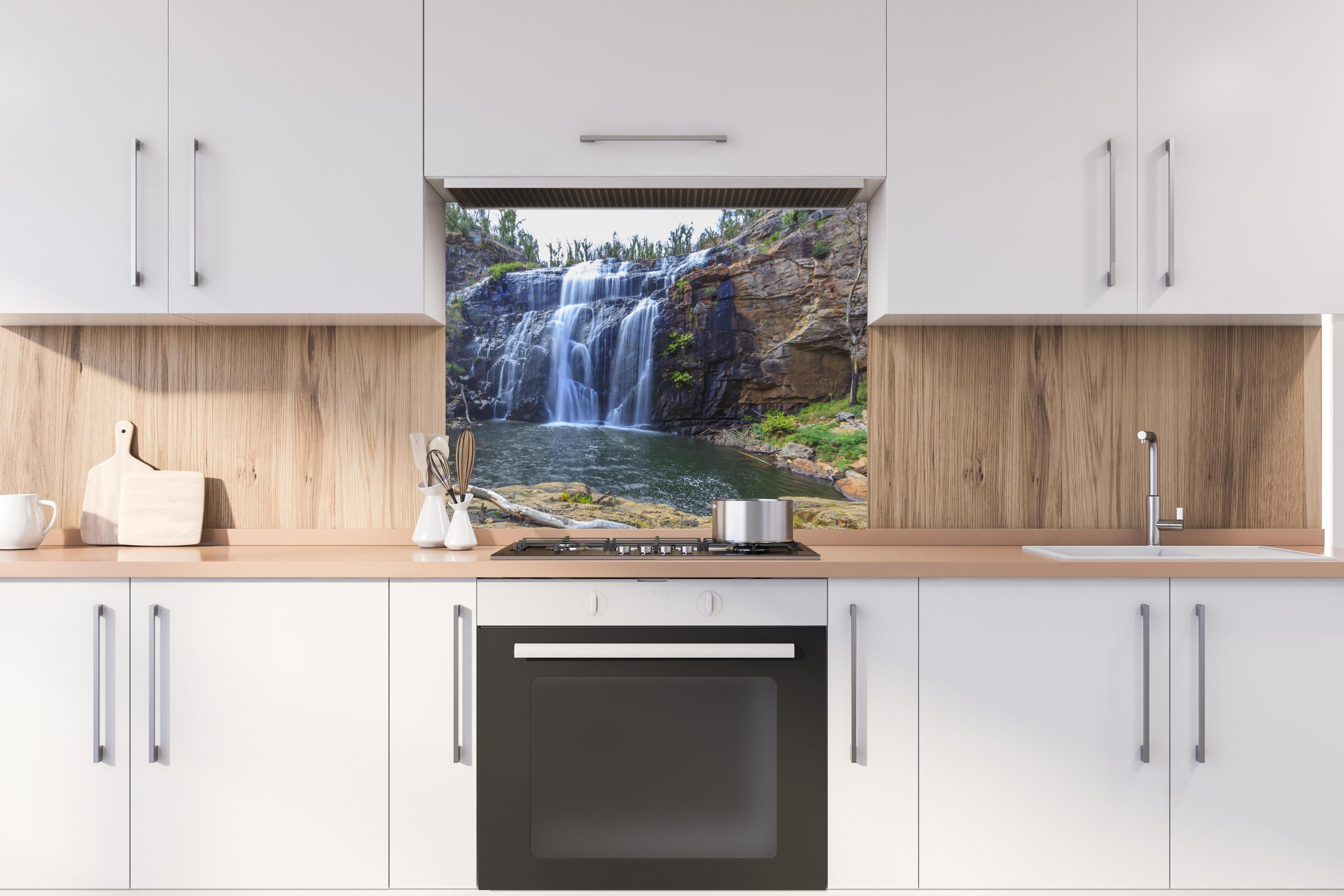 Spritzschutz - Idyllischer Wasserfall in New South Wales Australien hinter einem Cerankochfeld zwischen Holz-Kochutensilien