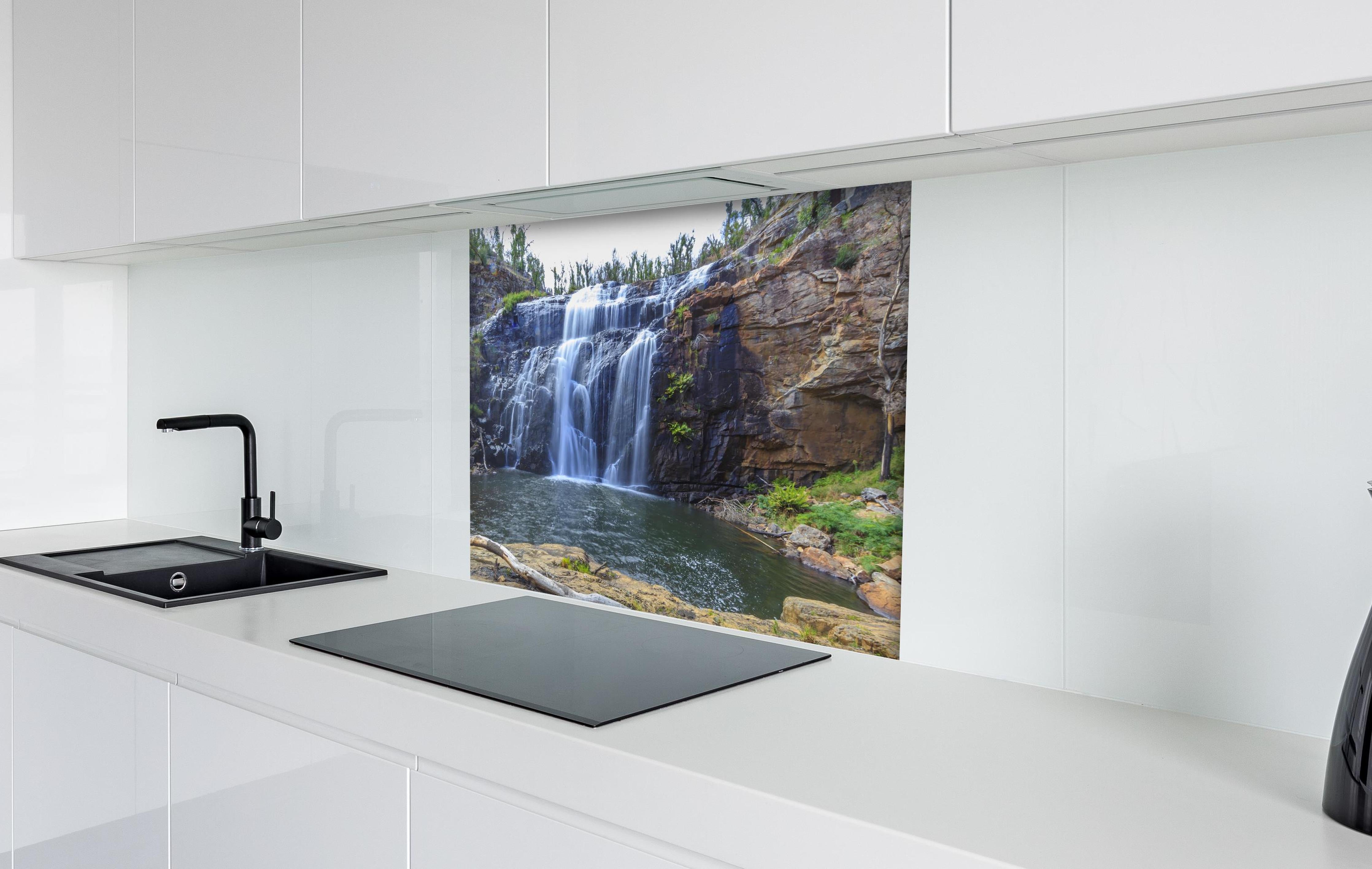 Spritzschutz - Idyllischer Wasserfall in New South Wales Australien hinter einem Cerankochfeld zwischen Holz-Kochutensilien