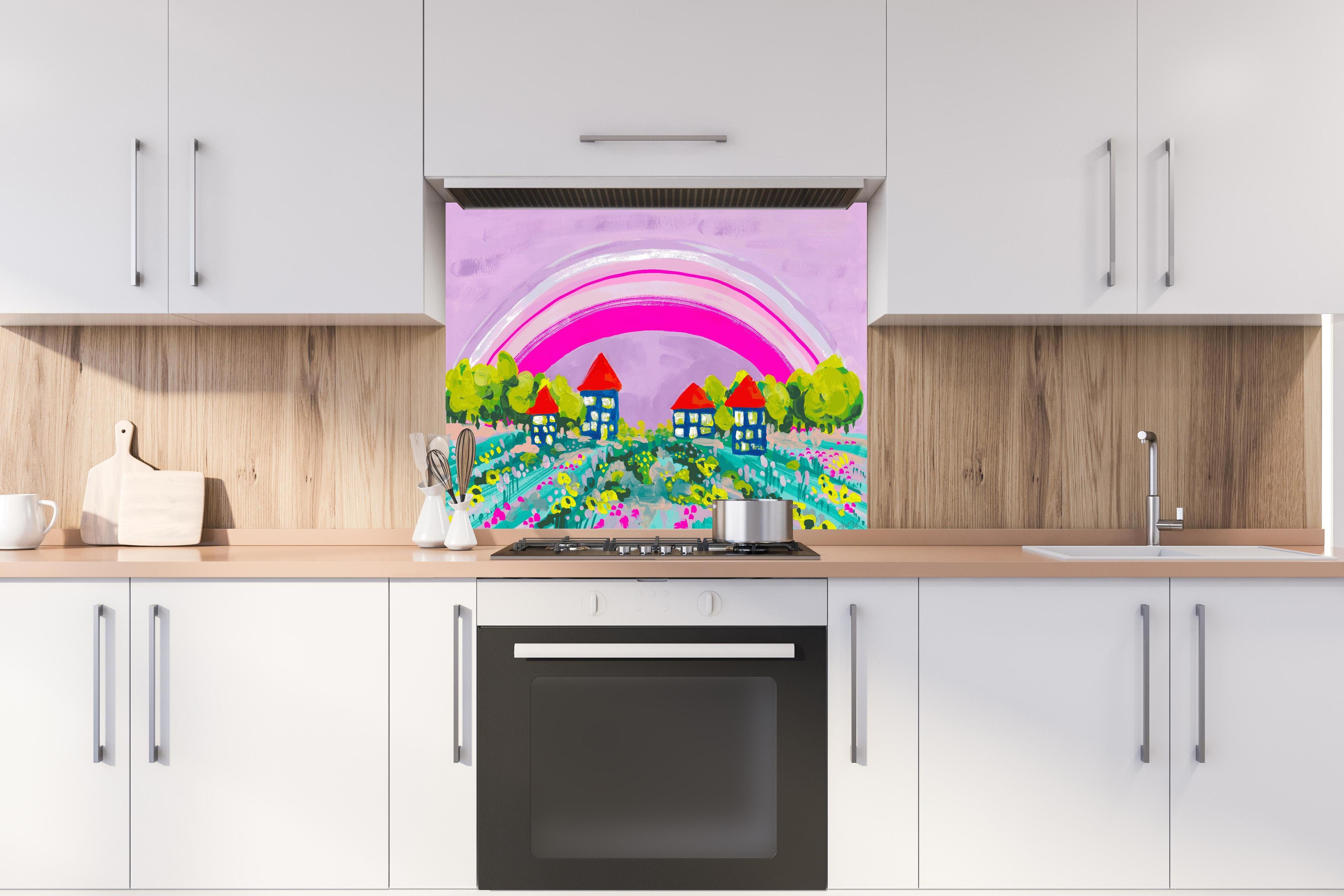 Spritzschutz - Idyllisches Dorf unter Regenbogen Aquarellbild hinter einem Cerankochfeld zwischen Holz-Kochutensilien