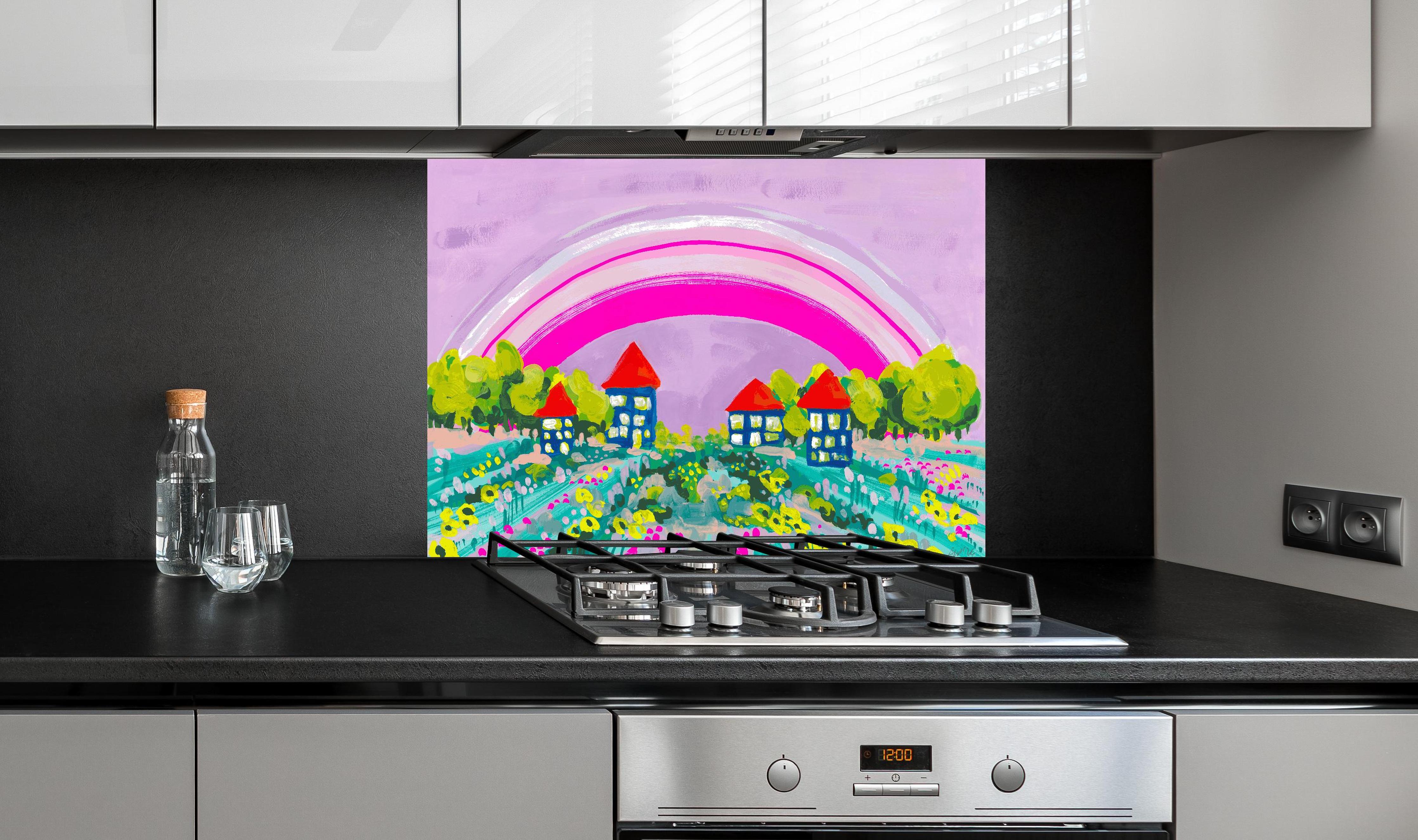 Spritzschutz - Idyllisches Dorf unter Regenbogen Aquarellbild hinter einem Cerankochfeld zwischen Holz-Kochutensilien