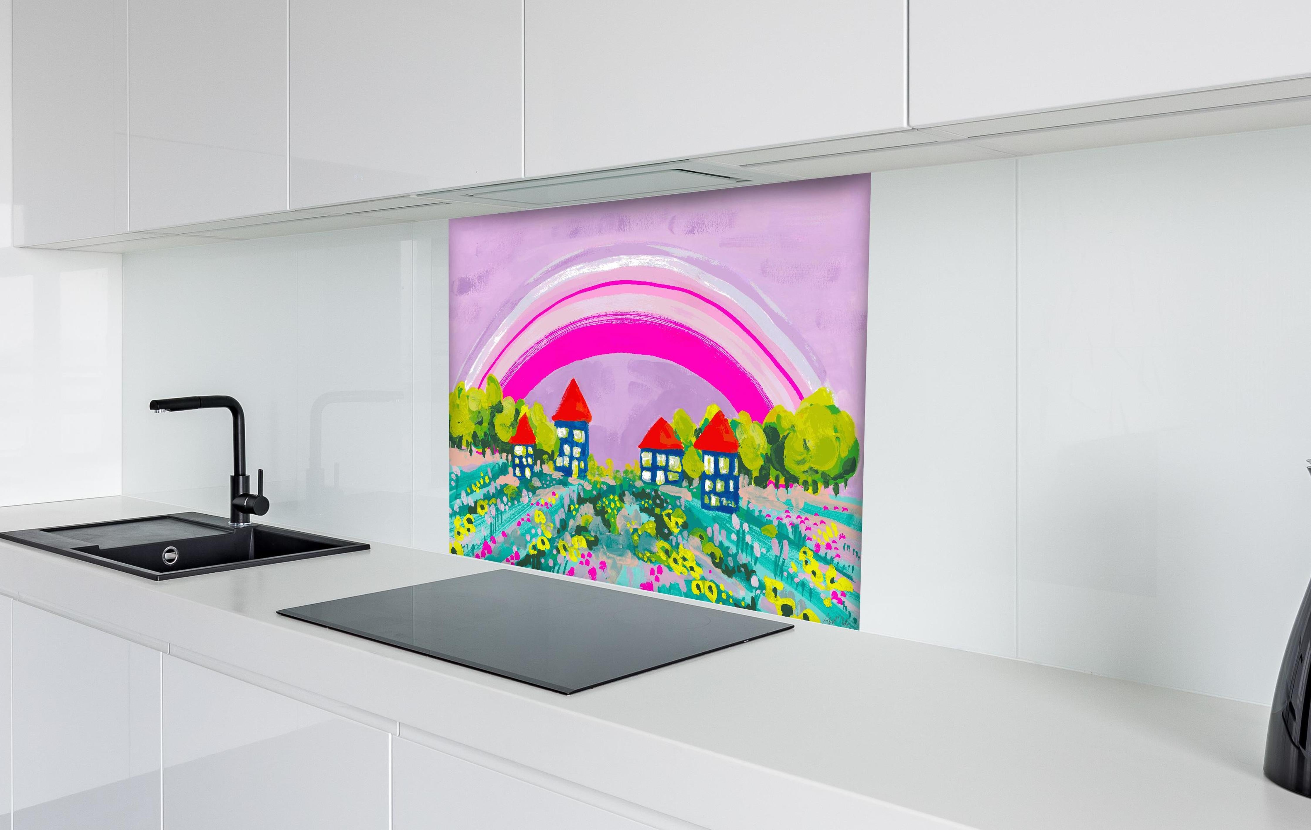 Spritzschutz - Idyllisches Dorf unter Regenbogen Aquarellbild hinter einem Cerankochfeld zwischen Holz-Kochutensilien