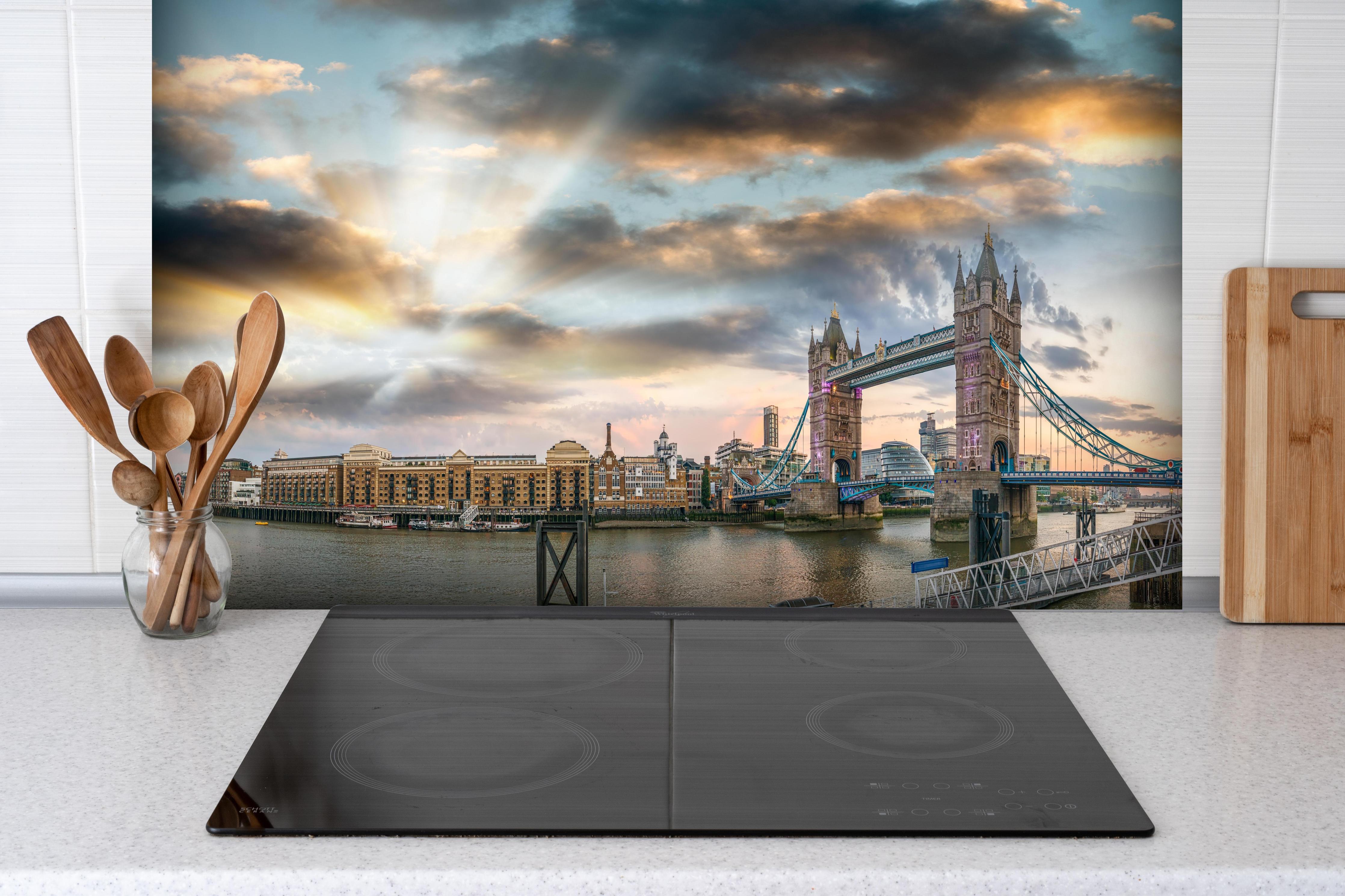 Spritzschutz - Ikonische Tower Bridge in London hinter einem Cerankochfeld zwischen Holz-Kochutensilien